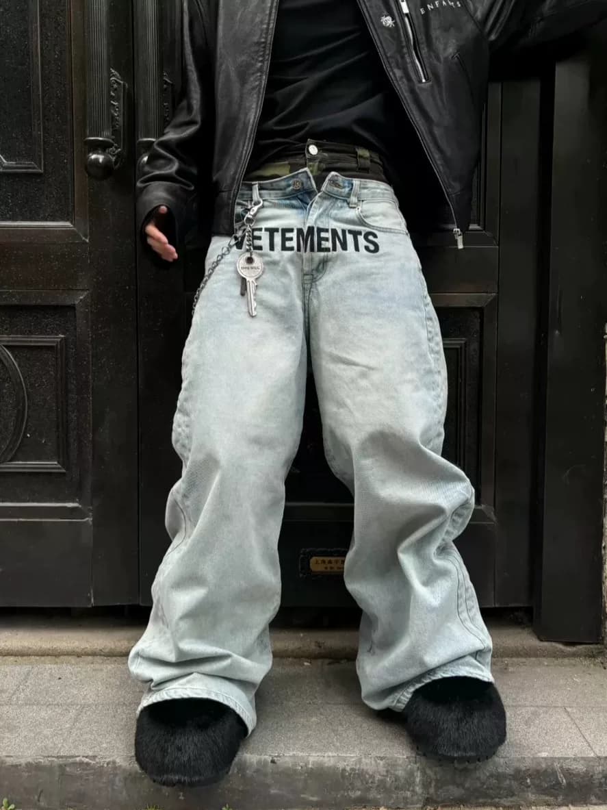 Обратите внимание на мешковатый верх с логотипом Vetements в области промежности, представленный на рынке