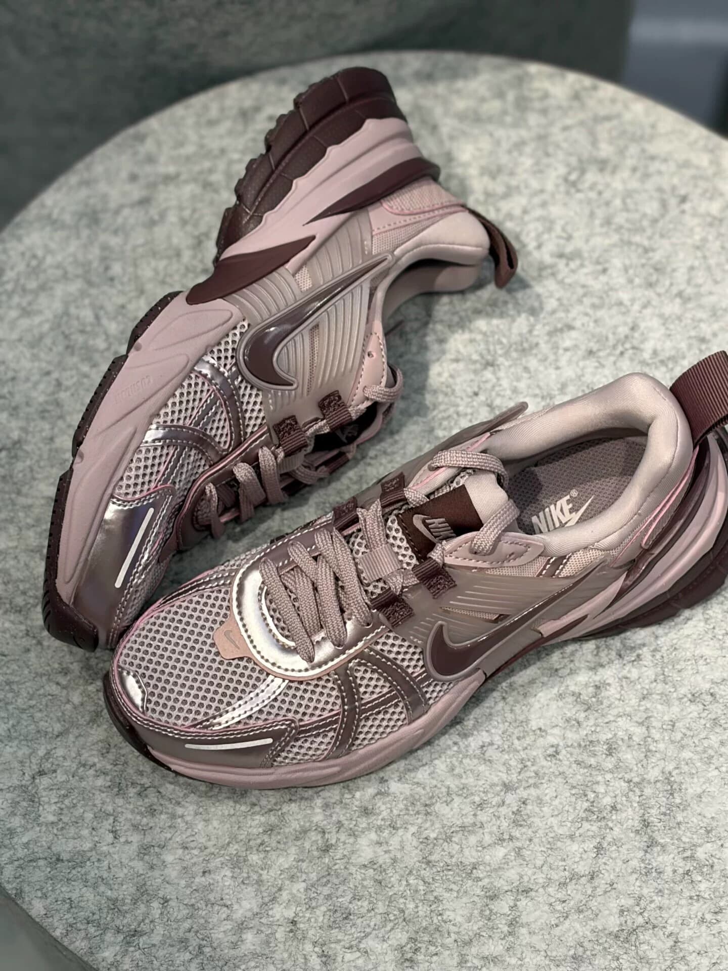 Абсолютно новые оригинальные кроссовки Nike на прилавке, оригинальная коробка на прилавке, полные бирки, подлинная гарантия,