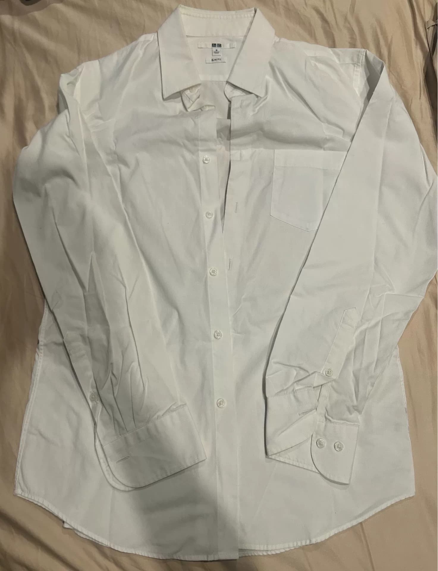 Белая мужская рубашка Uniqlo с длинными рукавами, размер M, ПРИТАЛЕННЫЙ КРОЙ, почти