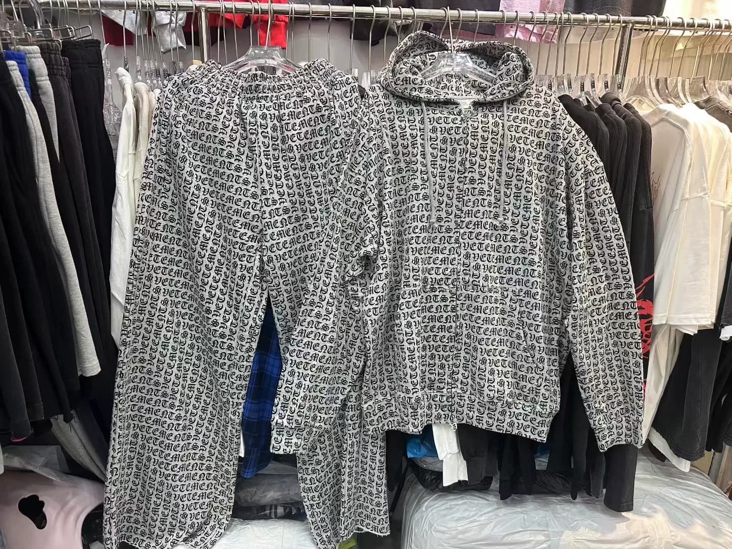 Классический свитер с капюшоном Vetements с печатными буквами, черно-белая цветовая гамма, 100%