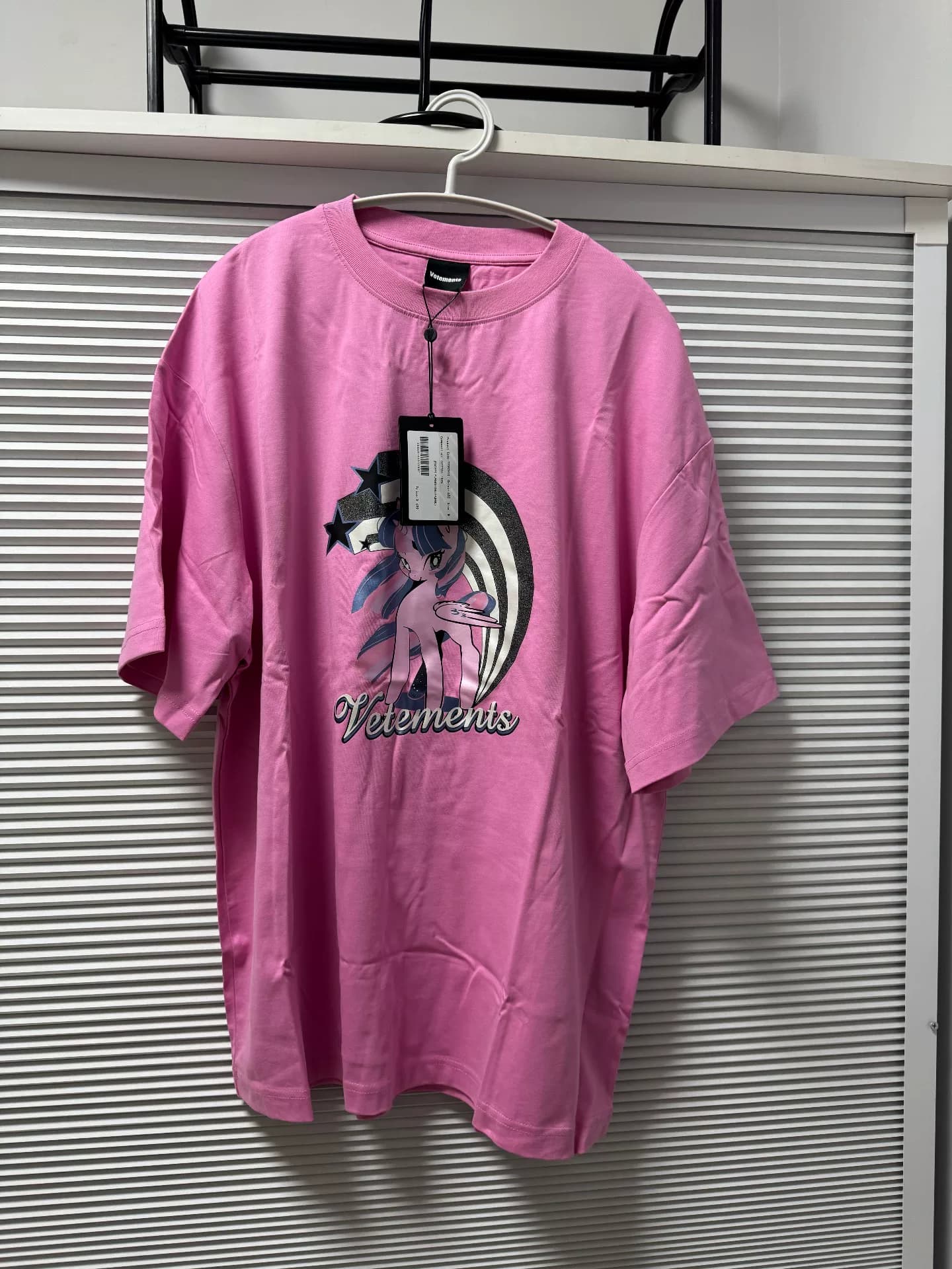 Совершенно новый, с биркой.Футболка VETEMENTS.Свободный фасон.Код M.Освещение камеры