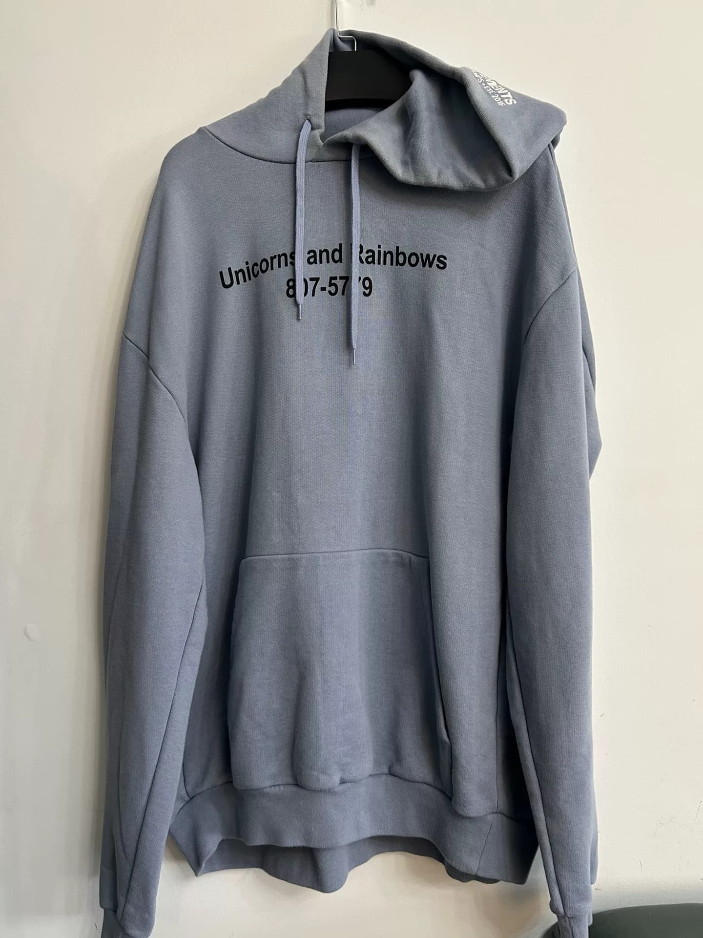 Vetements blue unicorn, этот костюм редко продается, и верхняя часть его хорошо смотрится как на мужчинах, так и на женщинах.