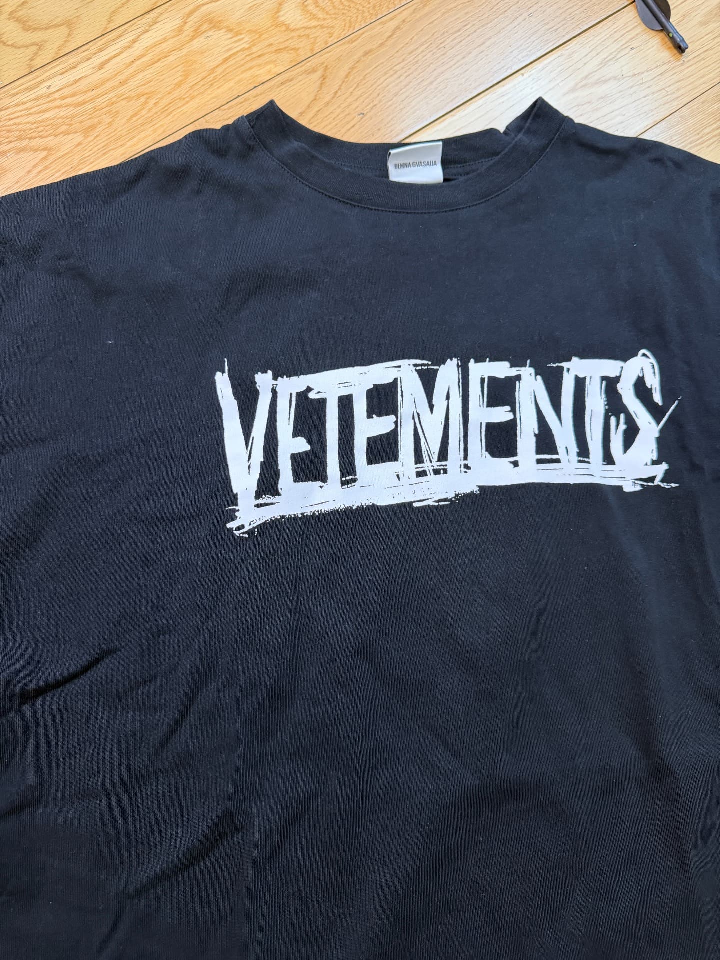 Почти новая черная футболка Vetements с короткими рукавами и принтом мирового турне в стиле граффити