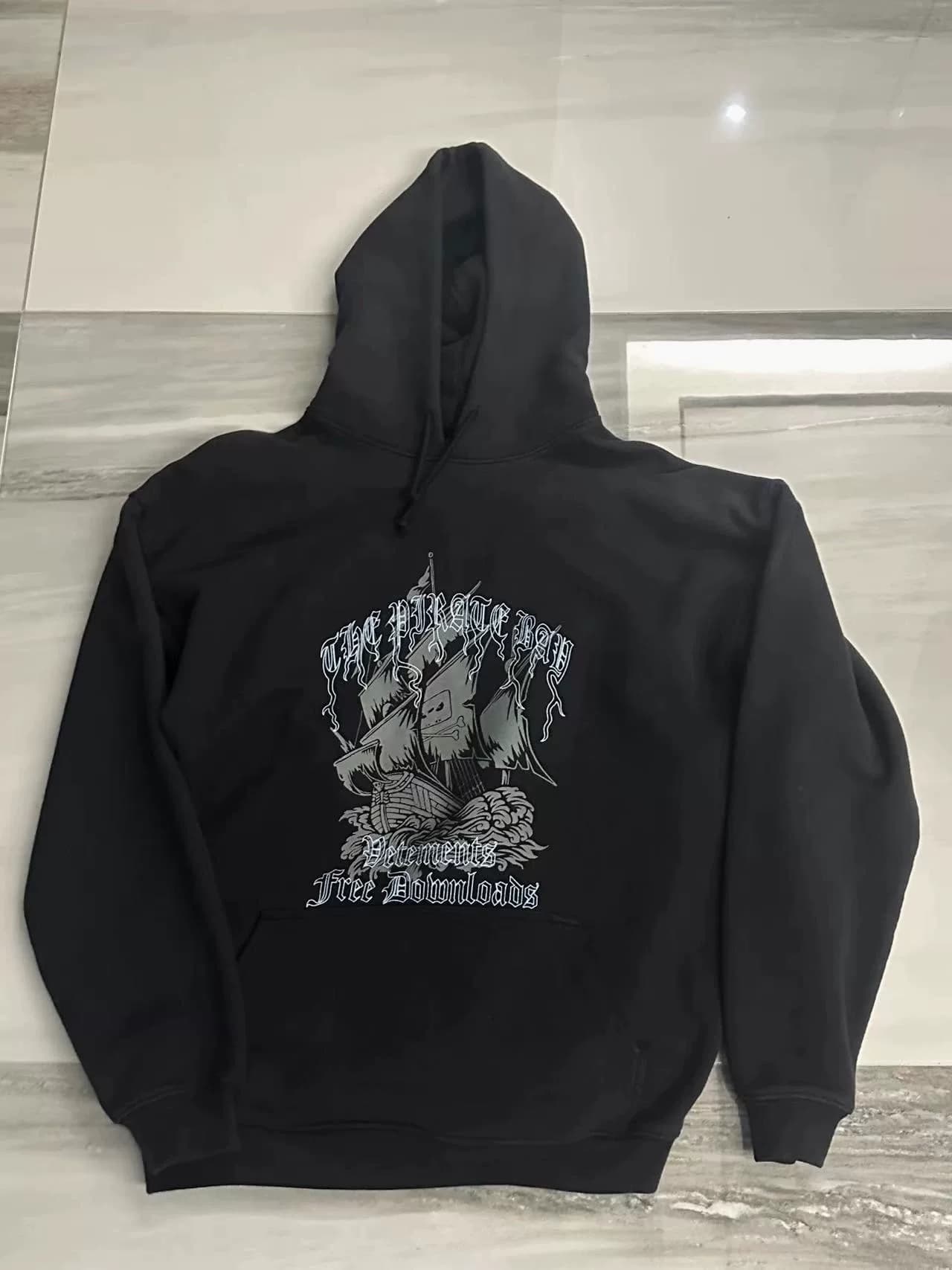 Свитера Vetements Pirate Bay Pirate Bay sweater Sz, на которых изображена фотография с биркой, а также проданные экземпляры, не соответствующие дейст…