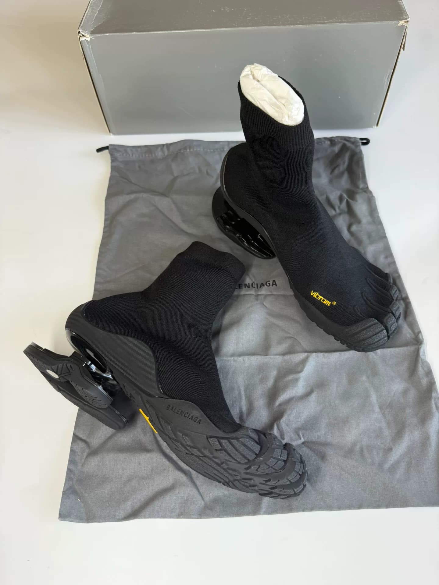 Balenciaga Balenciaga 20Fw демонстрирует vibram high