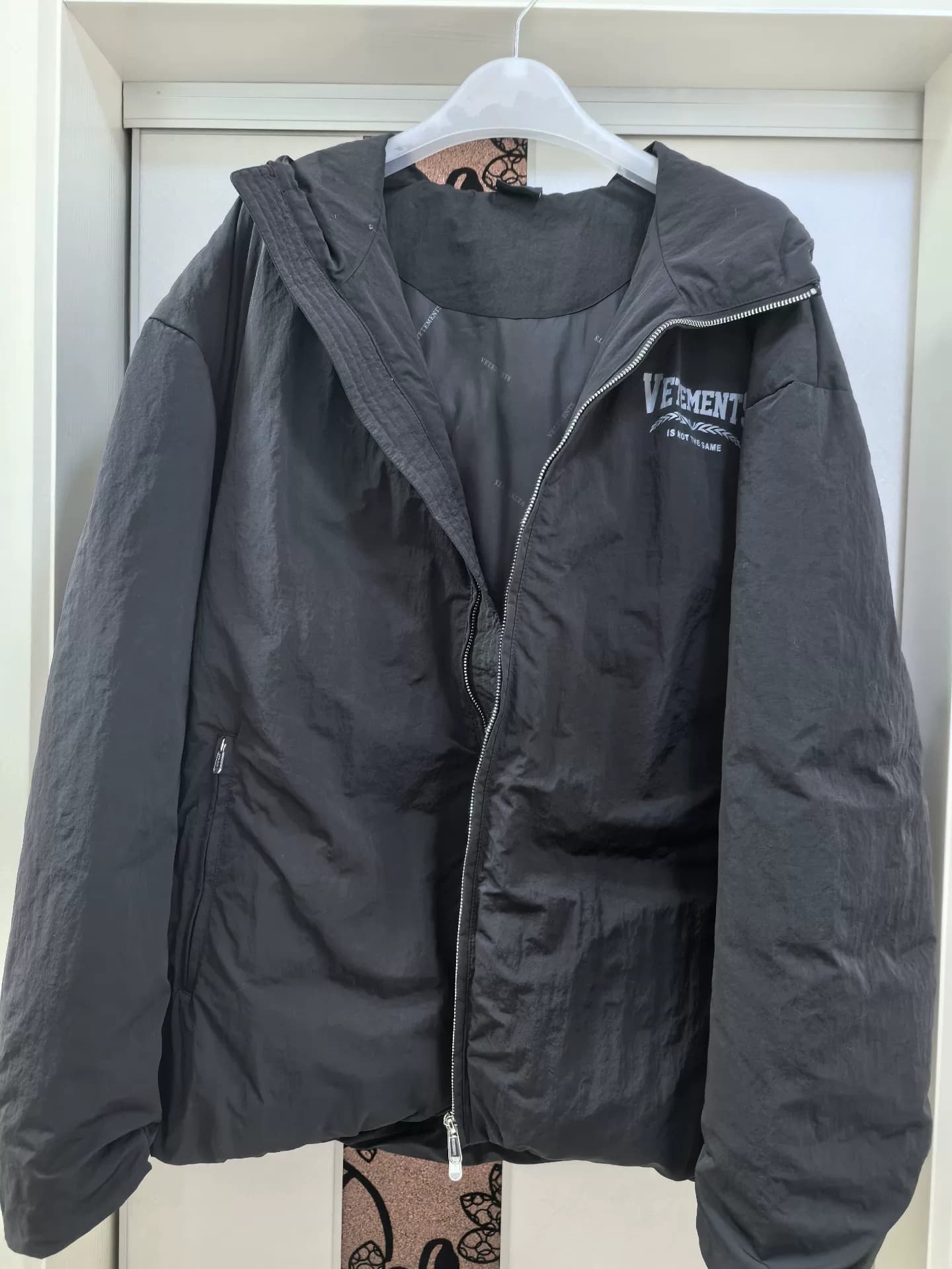 Симпатичный пуховик VETEMENTS, одинаковый стиль для мужчин и женщин, размер M, абсолютно новый, подлинный, гарантия
