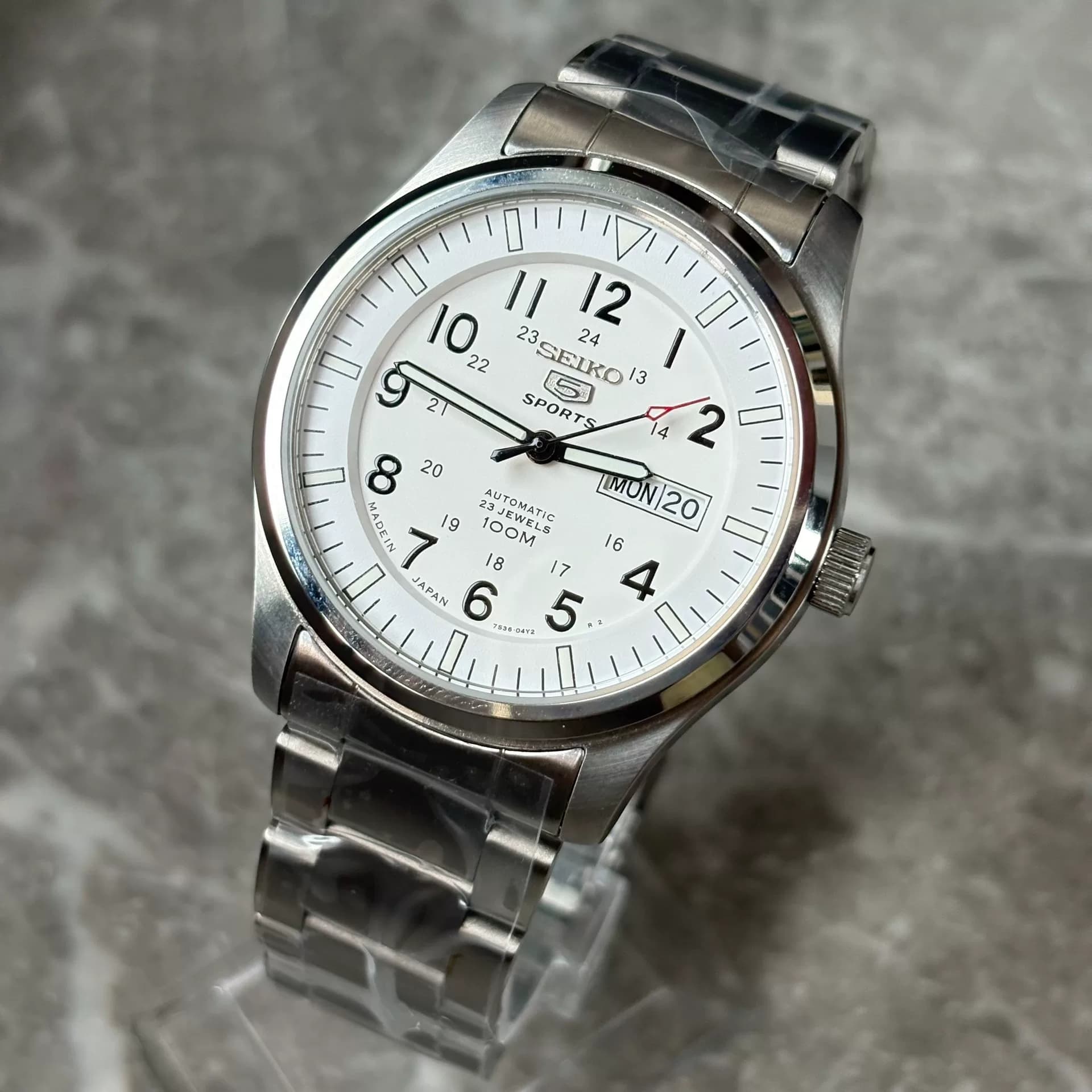 Seiko SNZG13J1 Bright Warrior, механизм 7S36, белая пластина, красная секундная стрелка, часы в стиле милитари