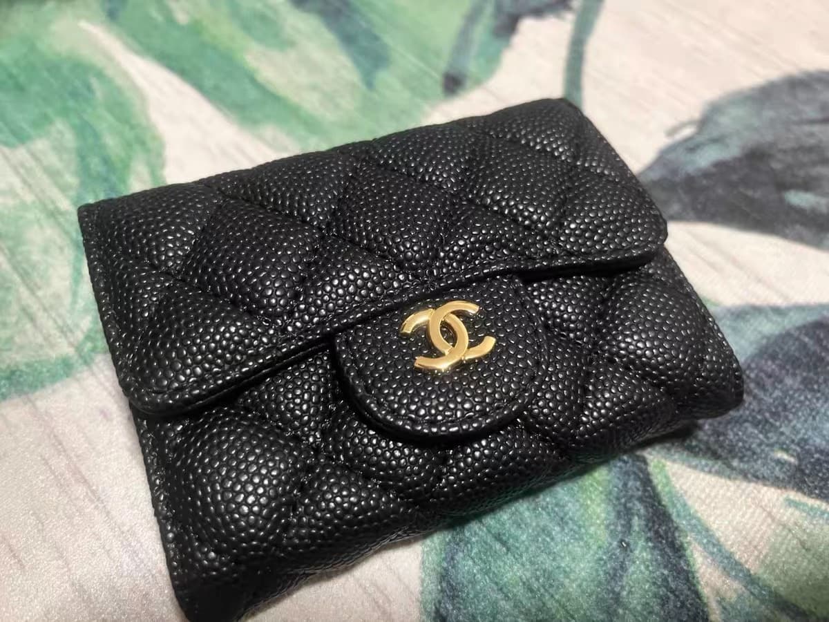 Футляр для карточек Chanel black gold, классическая модель CF, с рисунком икры и из однотонной кожи, ромб