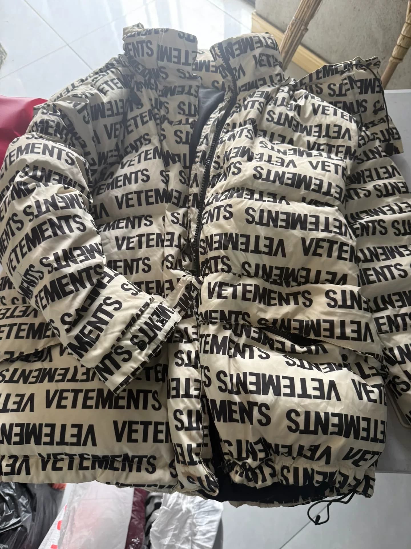 Пуховик с монограммой VETEMENTS, Черно-белая расцветка, Свободный крой, Регулировка капюшона