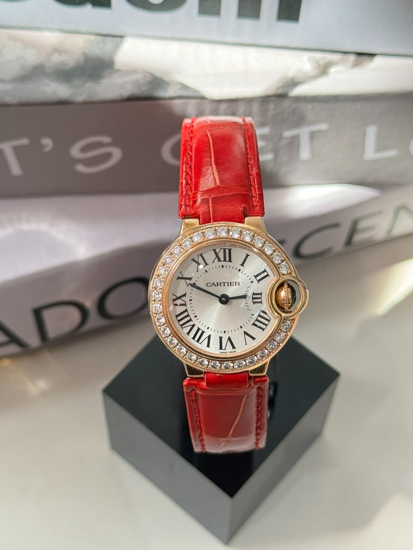 Cartier Blue Balloon серии WE900251, корпус из розового золота 18 карат с бриллиантами на задней крышке