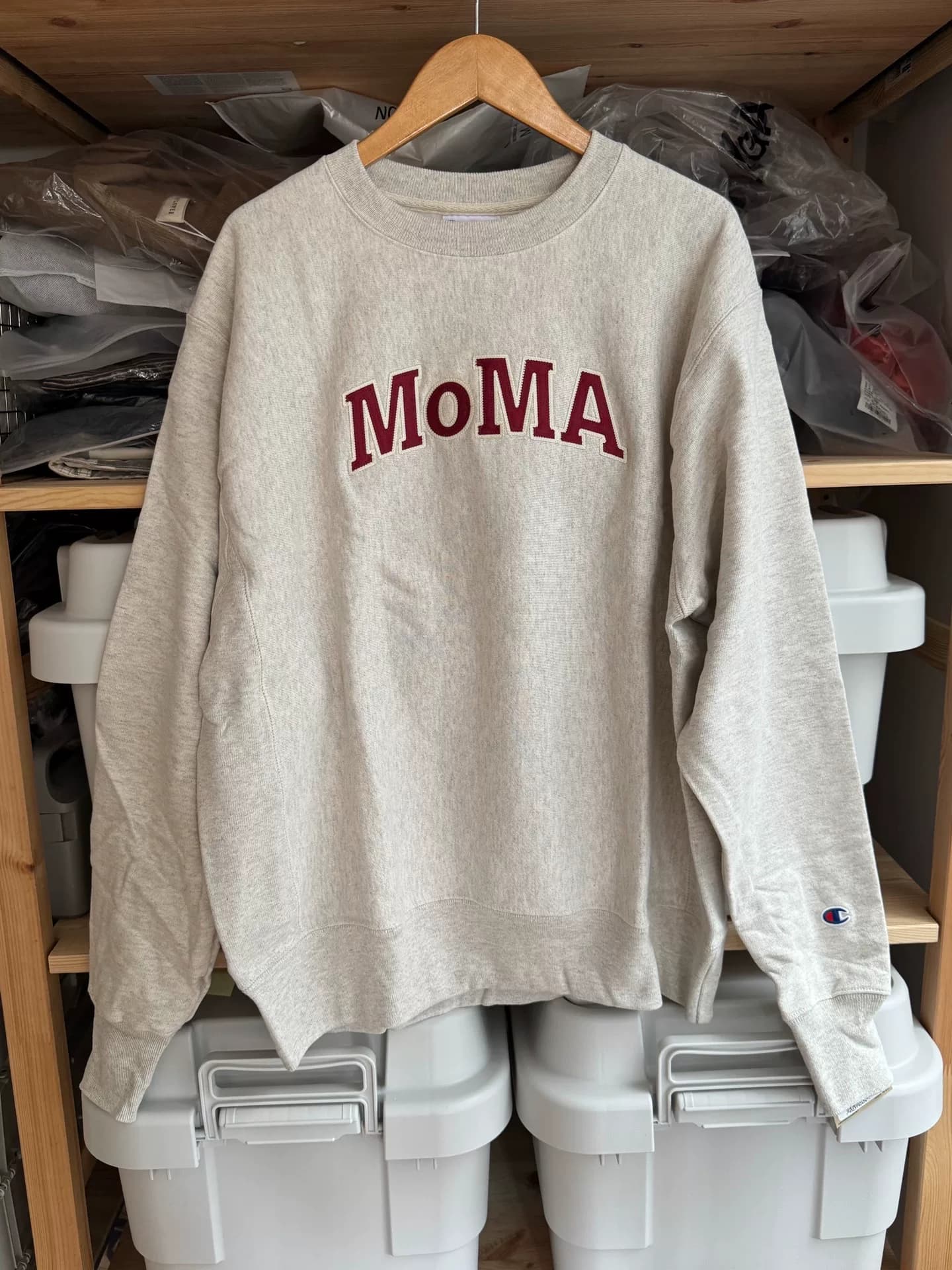 Свитер Champion x от MoMA под общим брендом RW овсяно-серого цвета, размер M