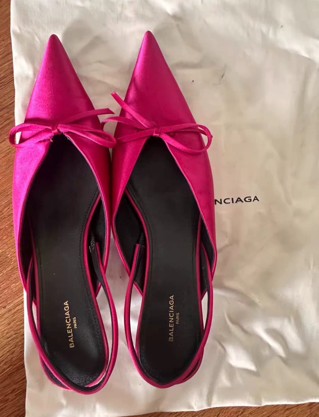 Balenciaga Баленсиага Розово-красные атласные туфли с острым бантом на кошачьем каблуке