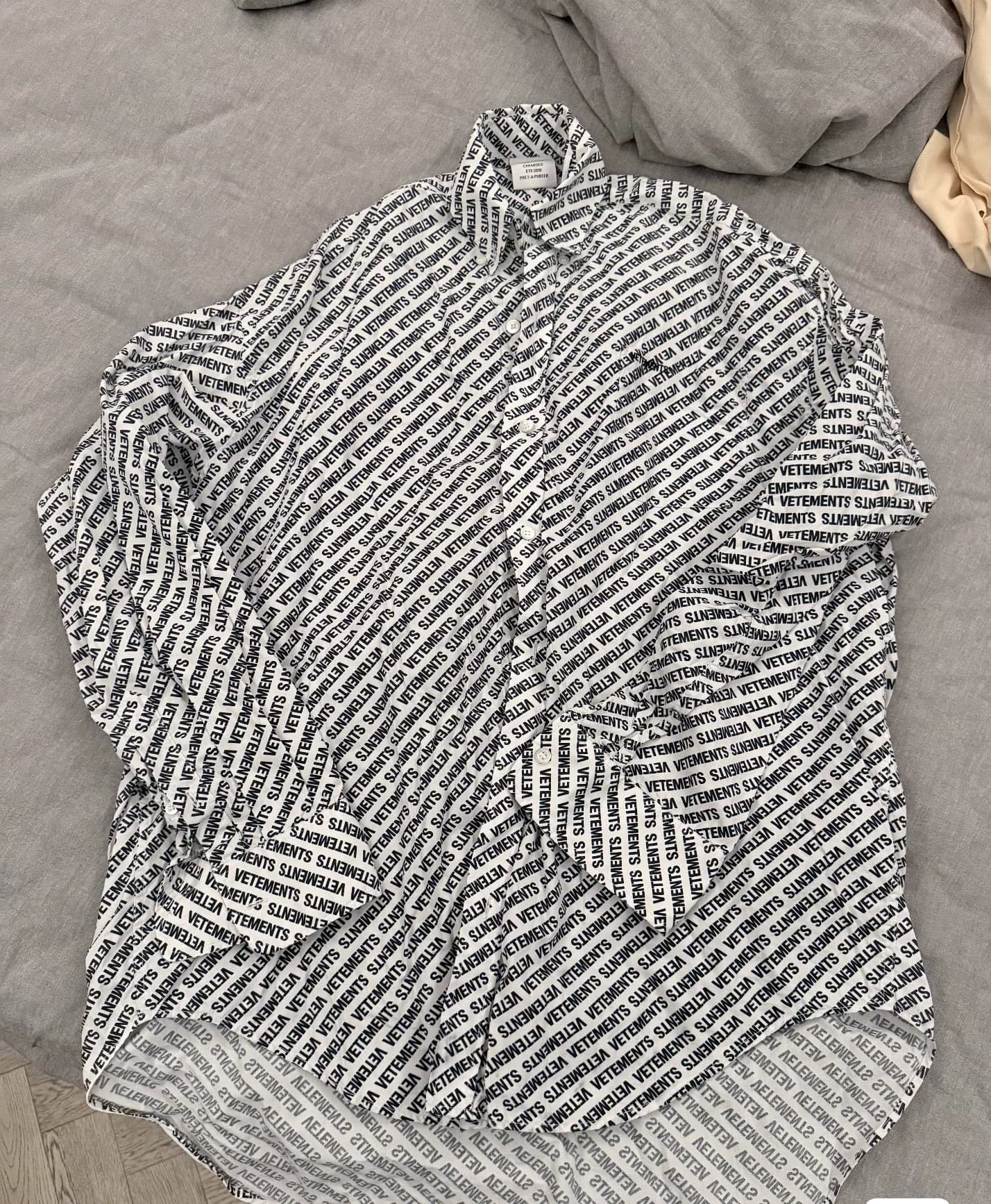 Классическая повседневная рубашка с буквенным принтом Vetements, короткая спереди и длинная сзади, не закрывающая верхнюю часть тела