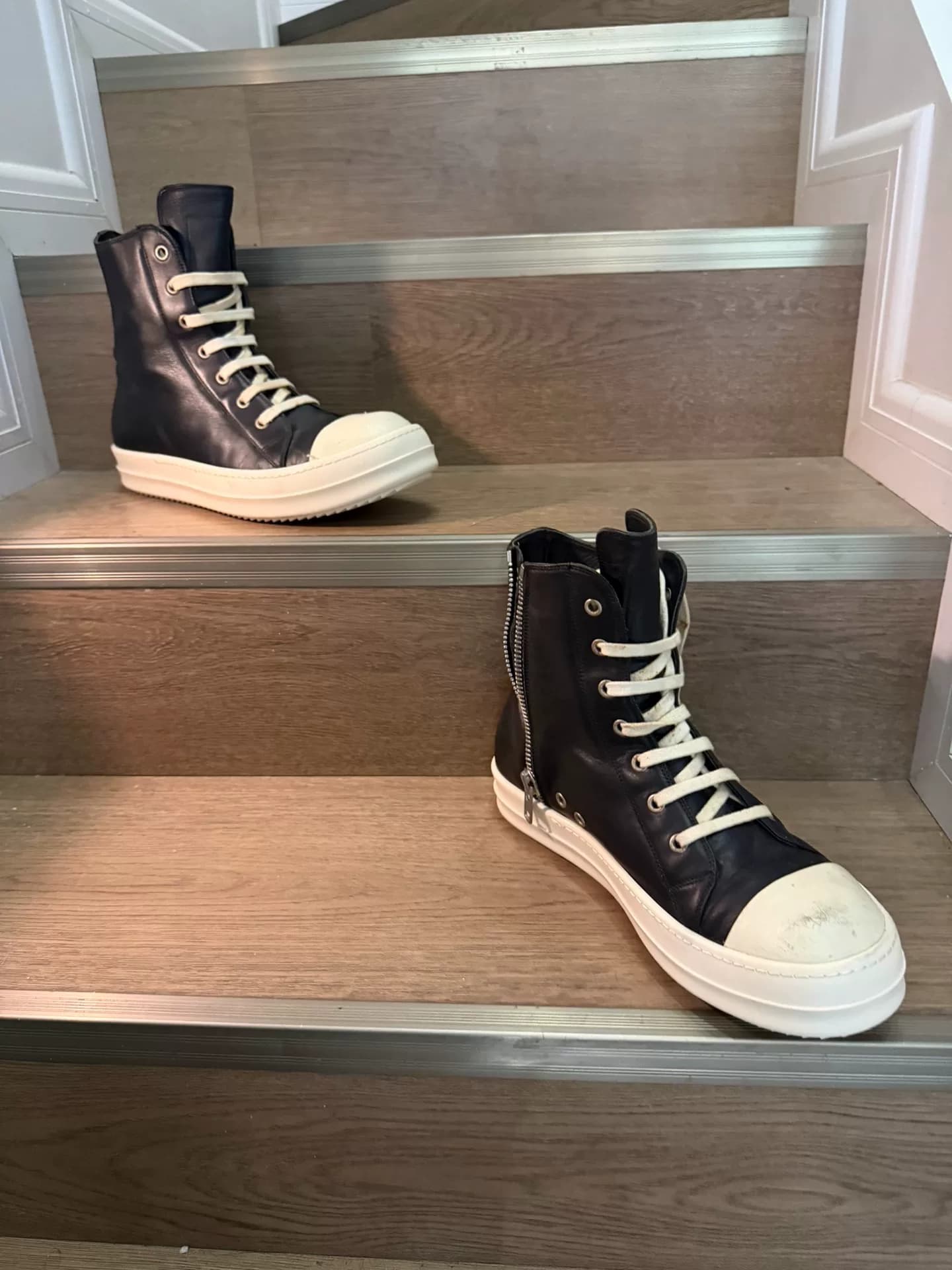 кожаная поверхность rickowens - это большие конверсы, подошва совершенно новая (без замены подошвы), носок неисправен