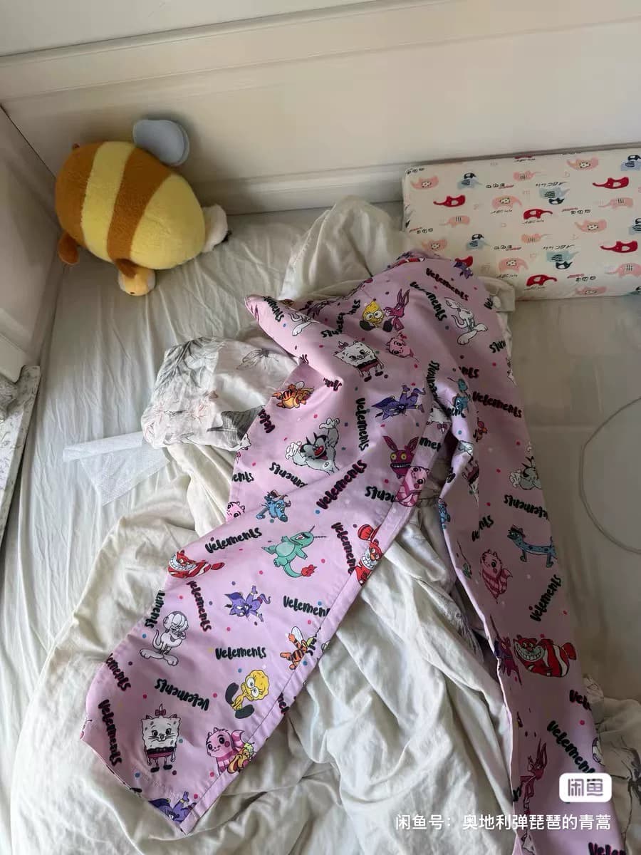 Повседневные брюки Vetements pink с рисунком из мультфильма для женщин