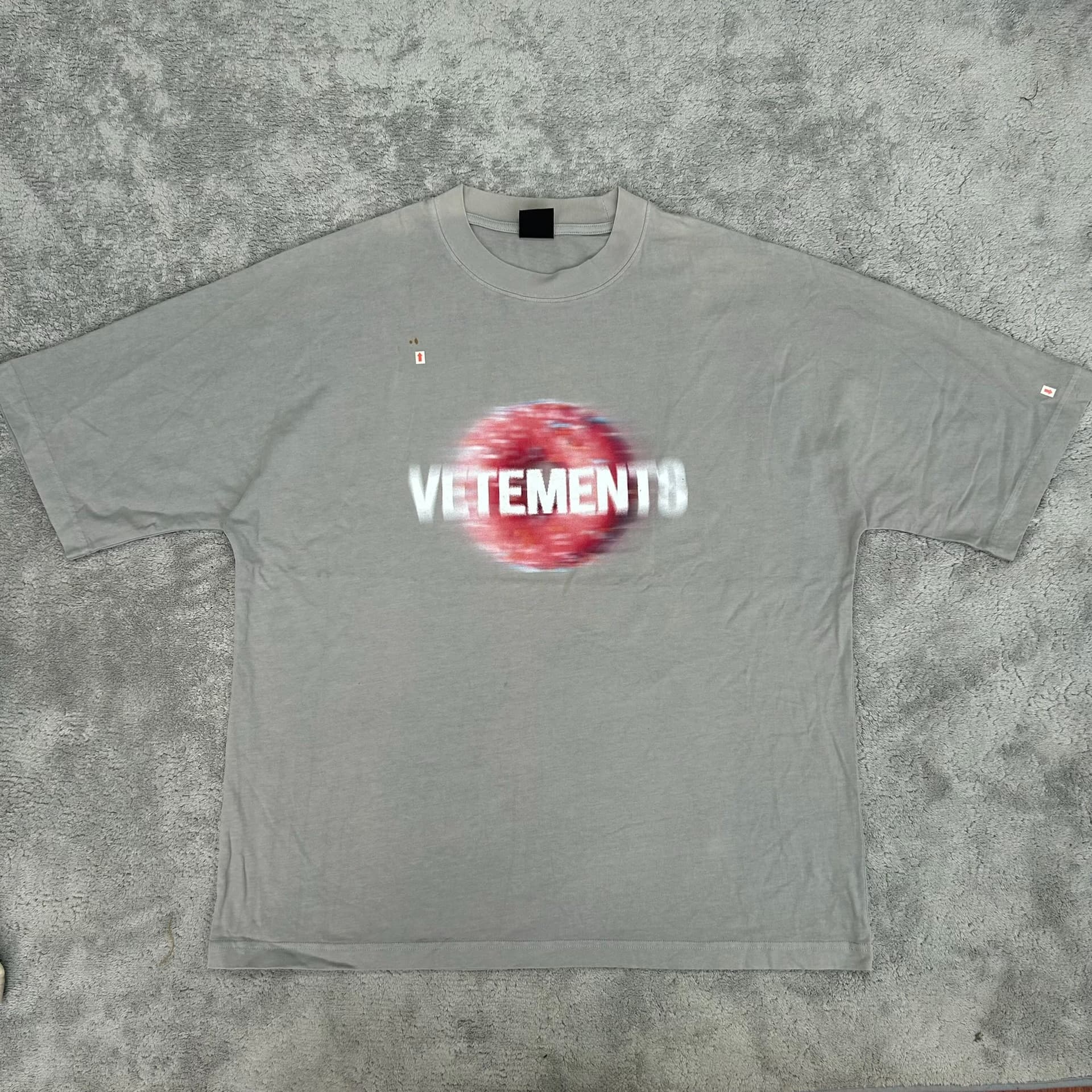Мужская и женская одежда с короткими рукавами от Vetements постирана в одном стиле