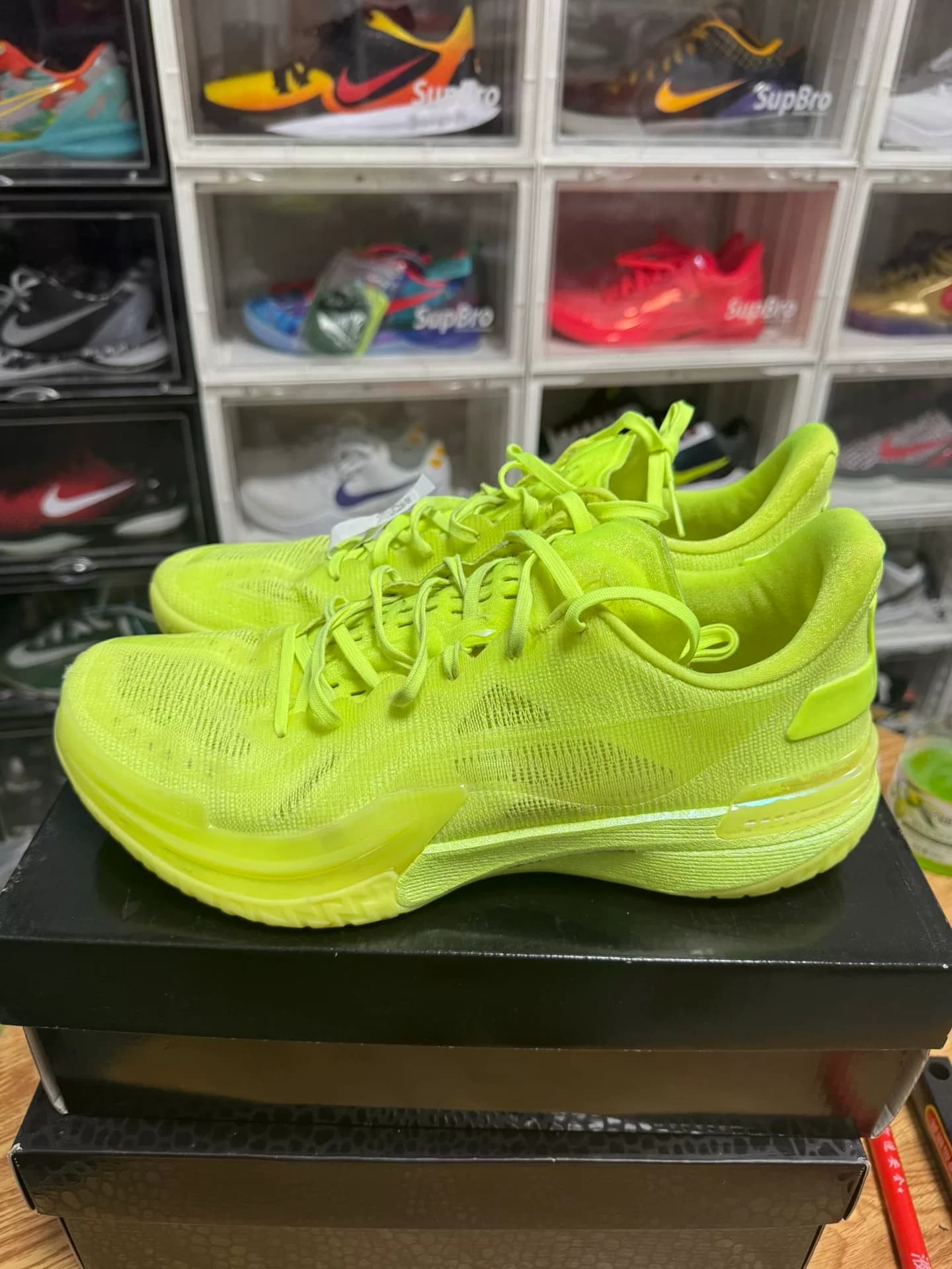 Li Ning Gamma 1 флуоресцентно-зеленый размер 46, цвет хороший, подошва немного в пятнах