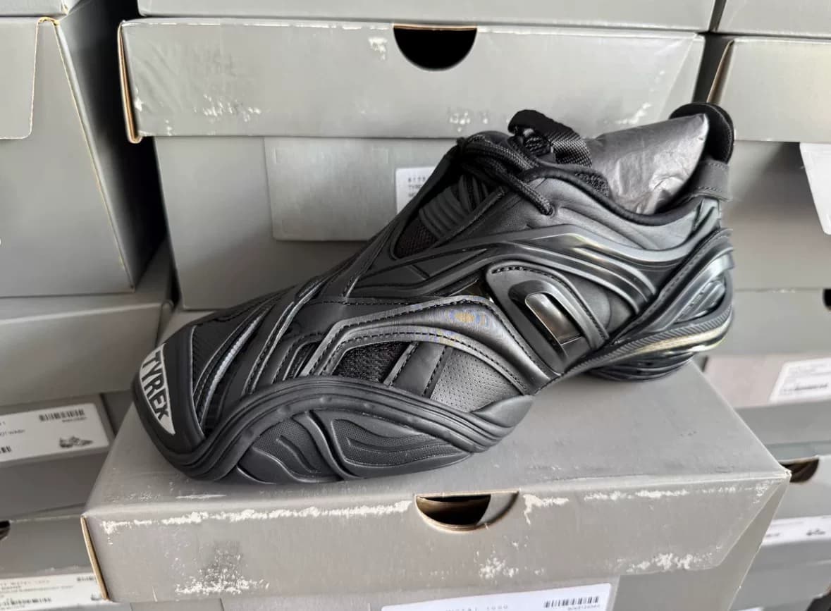 Получите пару туфель Balenciaga Tyrex 39-го размера, подходящих по цвету