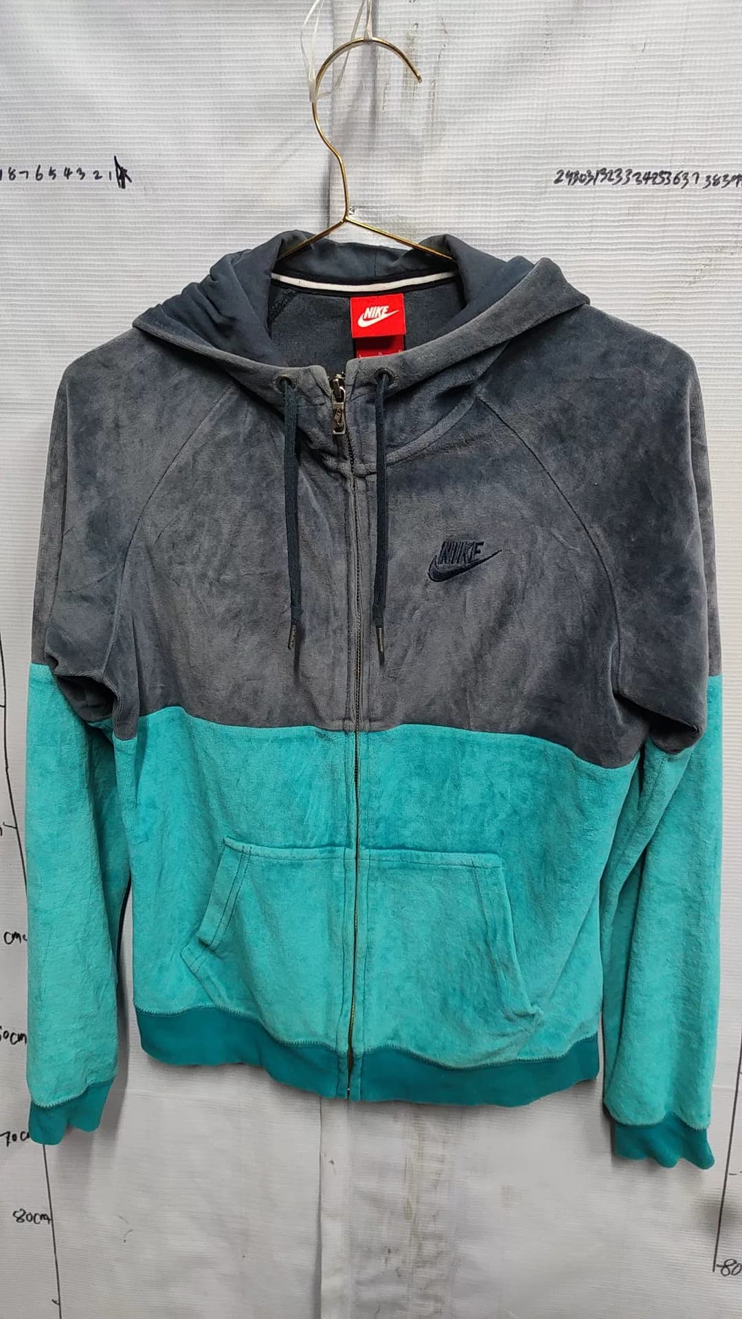 Женская спортивная куртка Nike, серо-зеленый цвет в тон, размер L, укороченный дизайн, подходит для 16