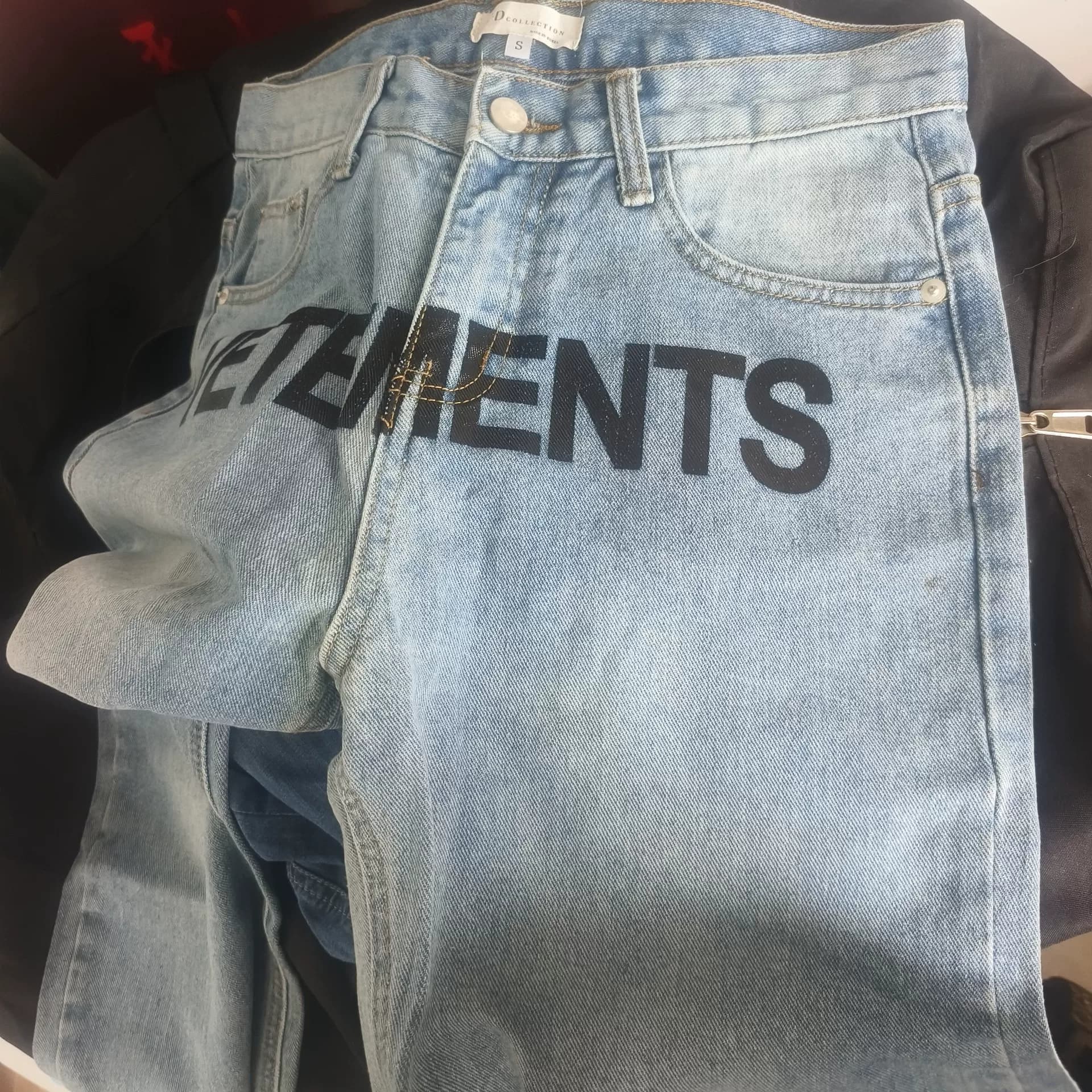 Джинсы VETEMENTS jeans размера S с оригинальным принтом в виде крупных букв спереди выглядят хорошо, почти новые, почти не носятся, бесплатная достав…
