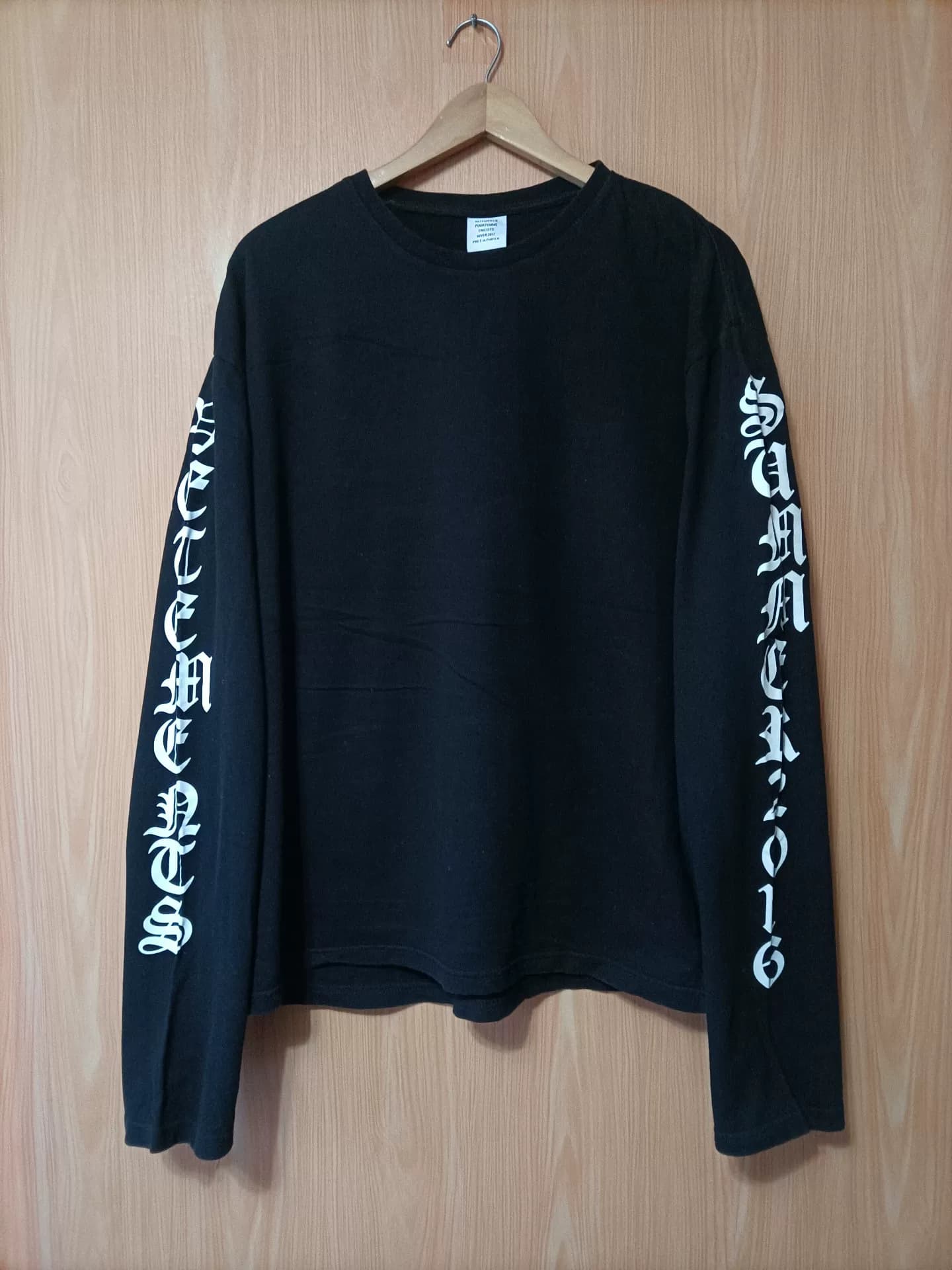 Мужская футболка с длинными рукавами VETEMENTS, черная, размер L, с белой фирменной надписью на рукавах