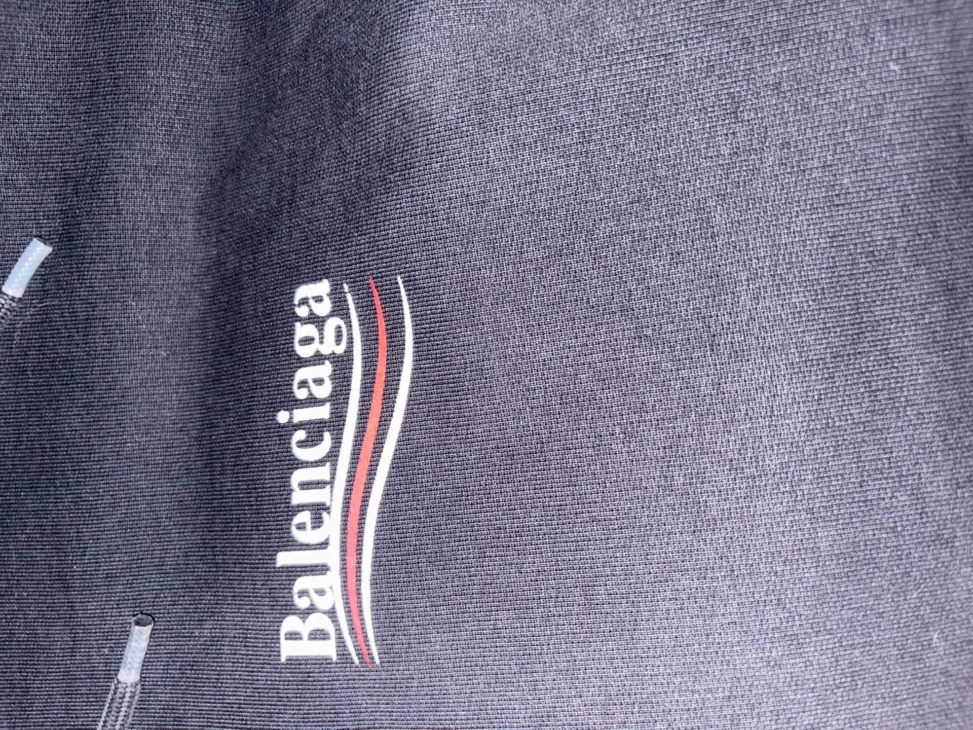 Этикетка Balenciaga cola изнашивается сама по себе, а этикетка для стирки почти готова, но это не соответствует действительности.
