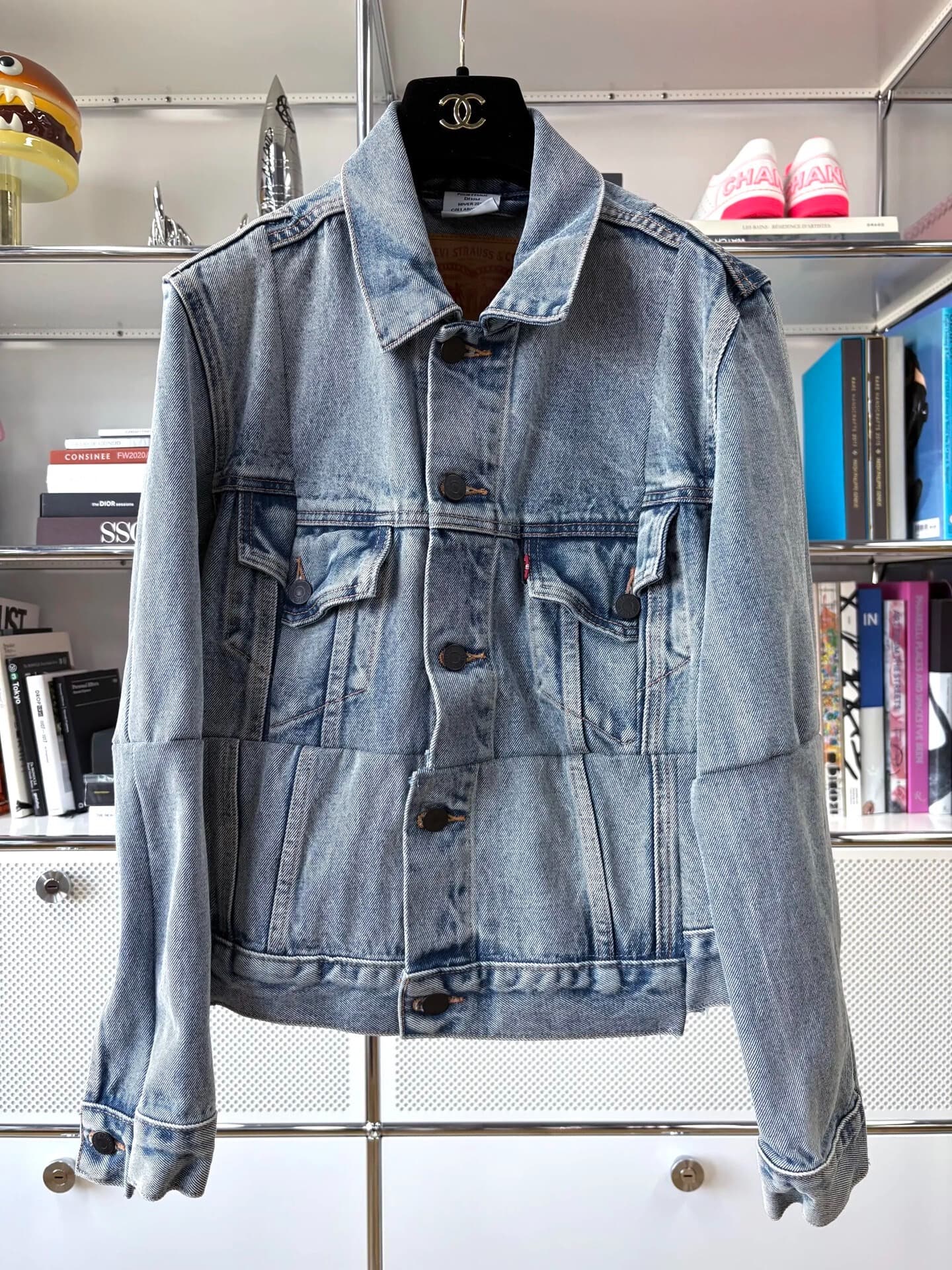 Кобрендовая модель Vetements x Levi с синей строчкой на лацкане из кожи и джинсовой ткани
