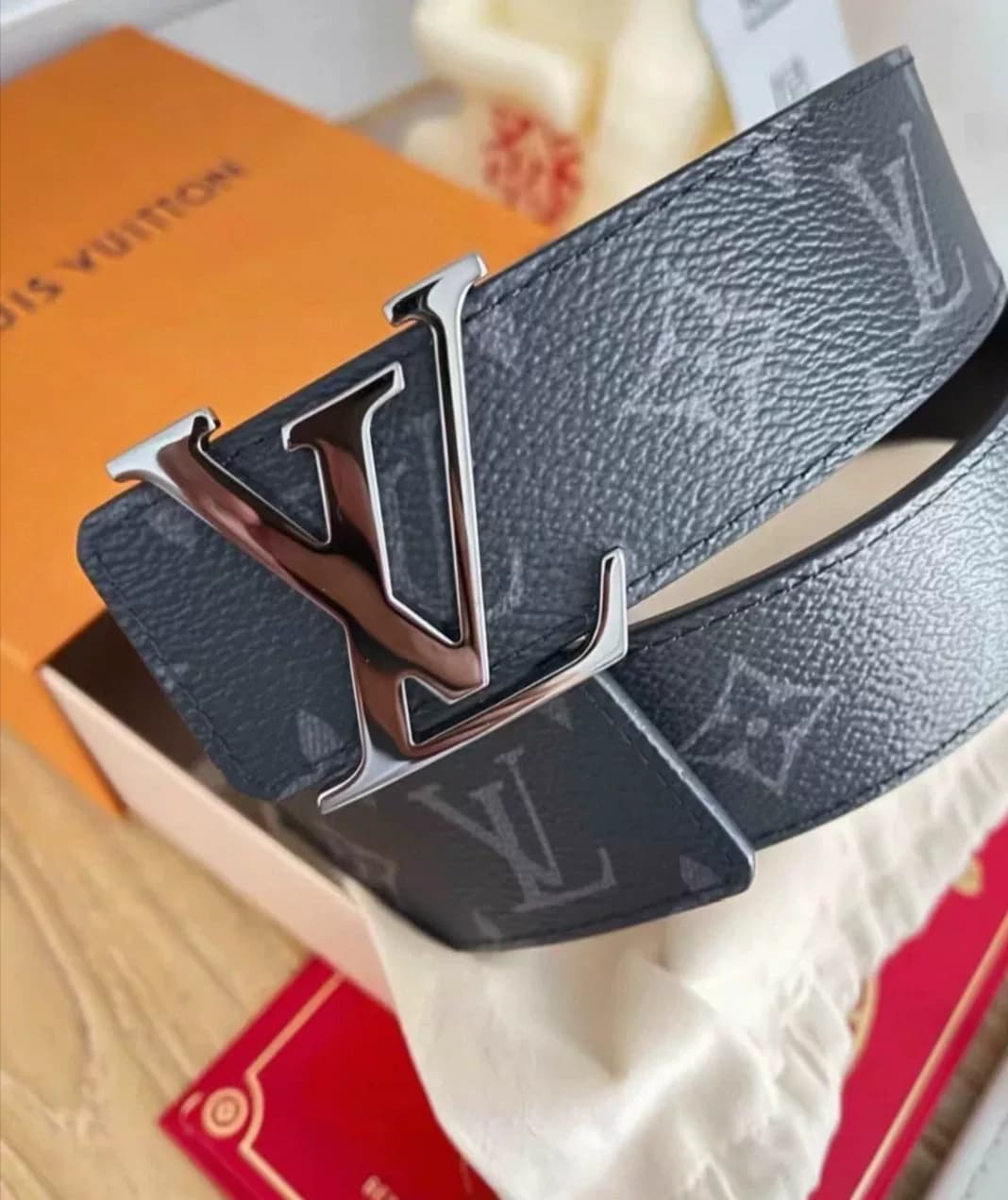 Личный неиспользованный оригинальный мужской ремень LV, почти новый, куплен в бутике, гарантия подлинности, коробка и чек
