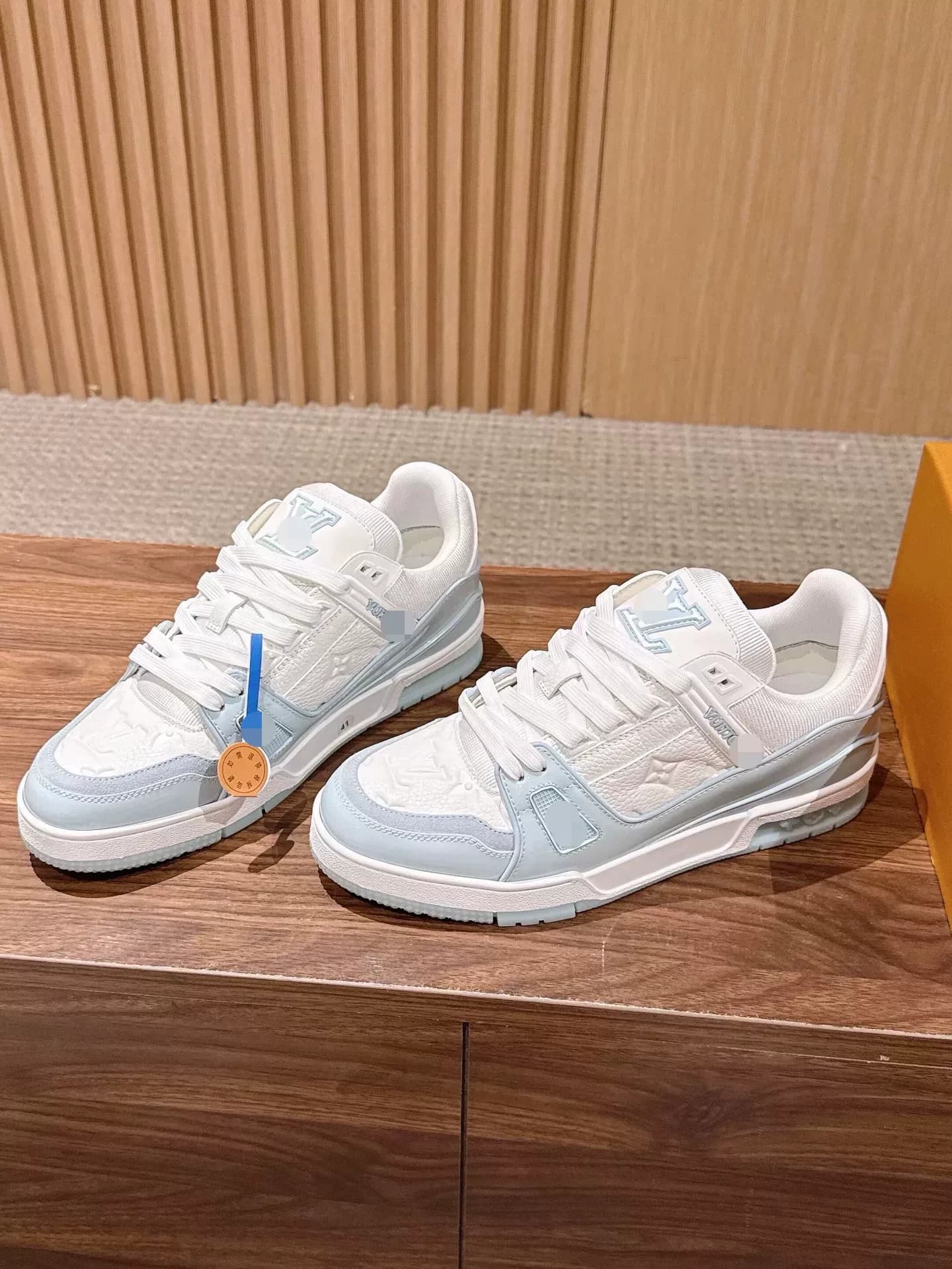 Кроссовки Trainer из воловьей кожи на шнуровке с круглым носком и низким берцем для мужчин и женщин в одном стиле.