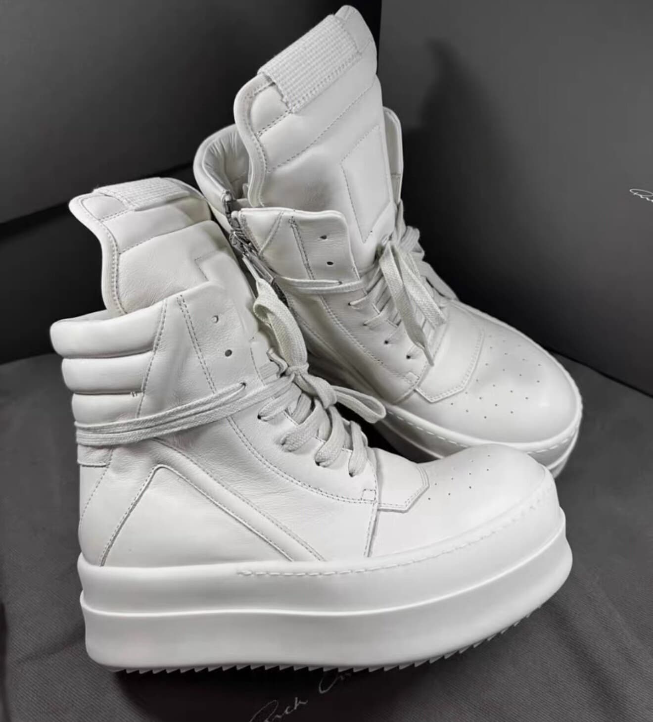 Перевернутый треугольник на толстой подошве цвета слоновой кости от Rick Owens