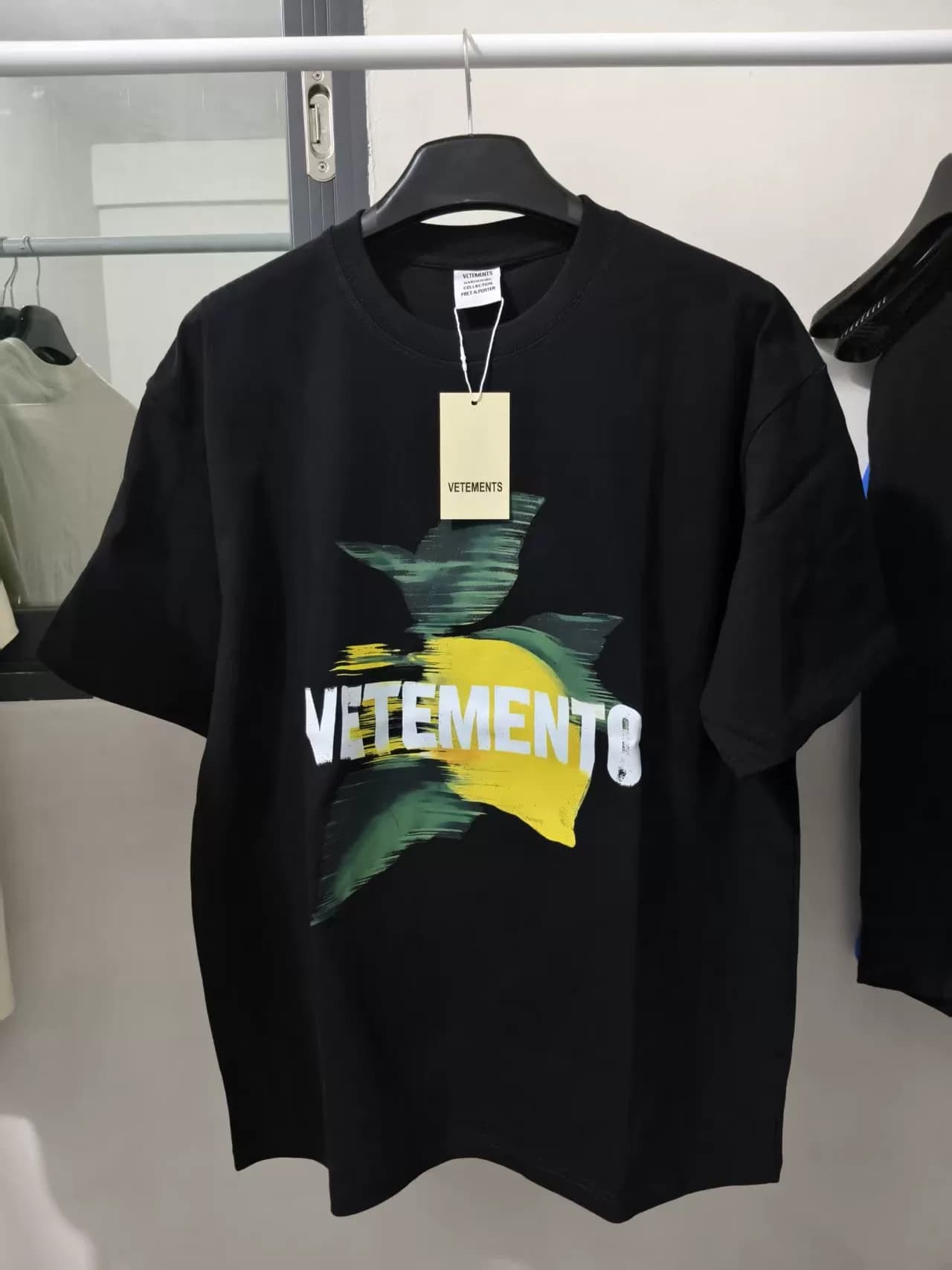 Новая черная футболка VETEMENTS с короткими рукавами и крупным логотипом на груди от Real shot
