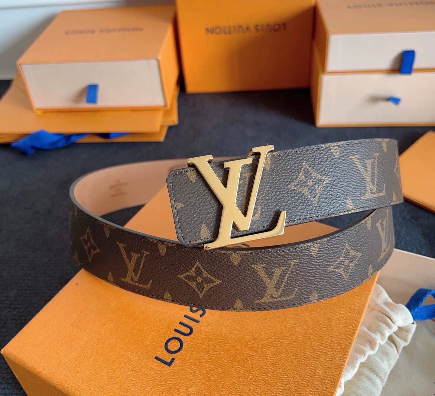 Мы продаем подлинные мужские кожаные ремни LV Louis Vuitton, портупеи, упаковку, подарочные коробки и небольшие билеты. Ширина ремня составляет 4,0 с…