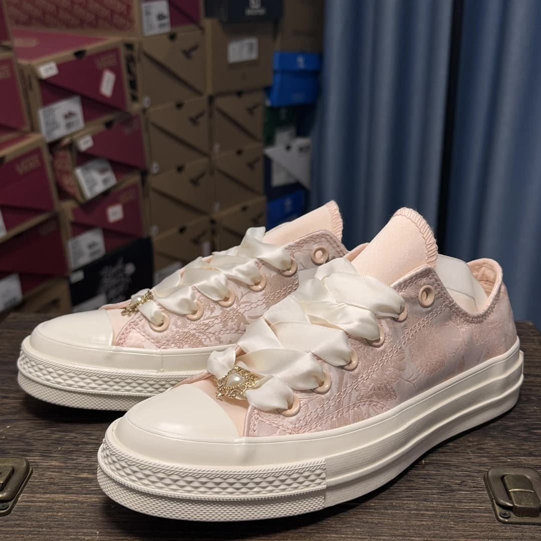 Совершенно новые аутентичные свадебные туфли Converse Chuck 70-х годов из шелка розового цвета на низком каблуке