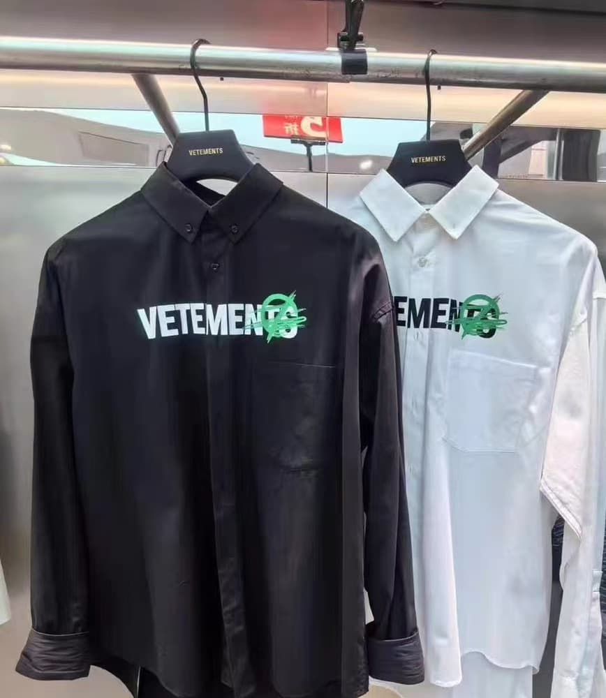 Мужские и женские рубашки свободного кроя от бренда VETERANS Witt Mengchao, выполненные в едином стиле, поступили с отечественных прилавков