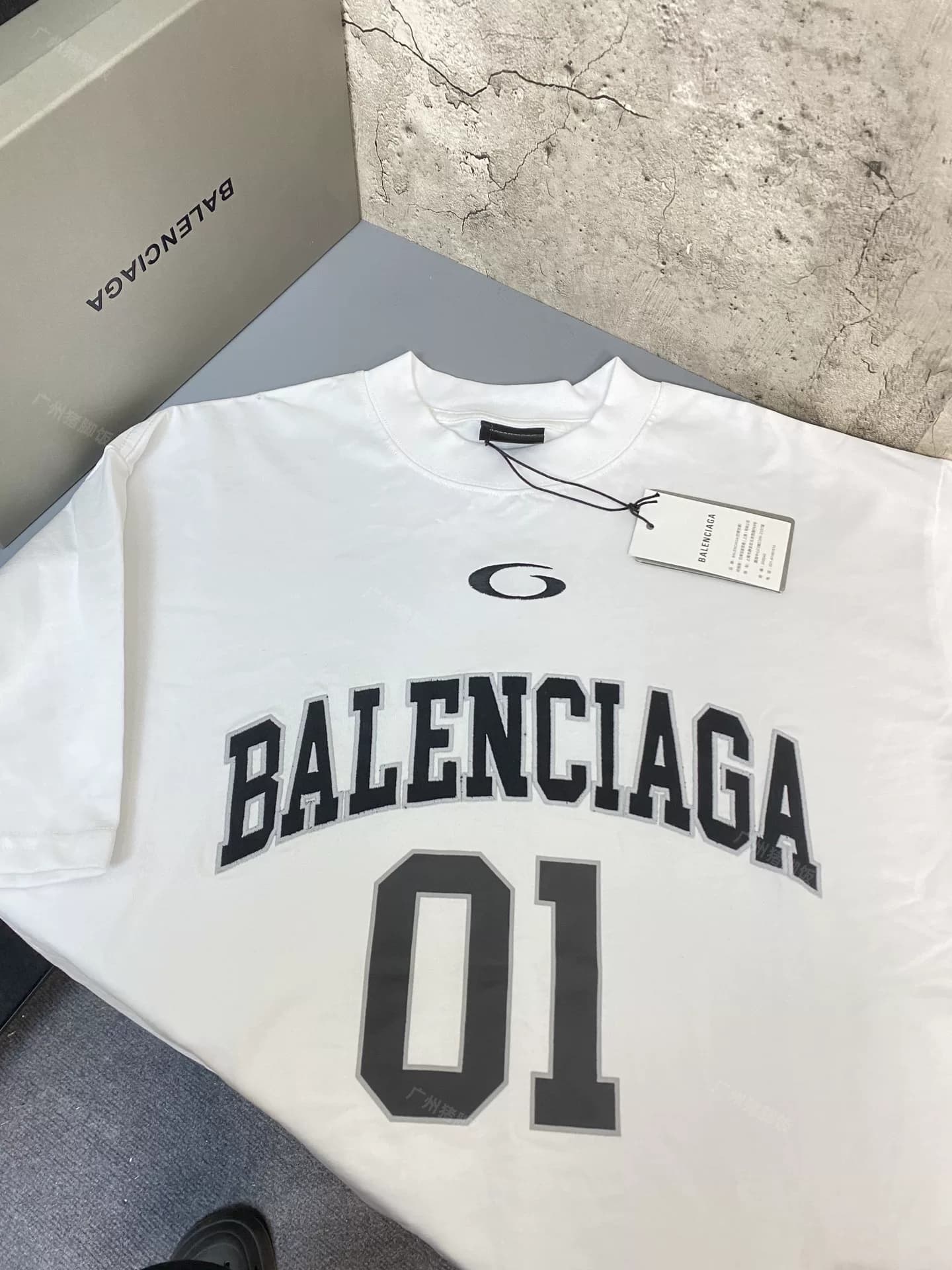 Топовая версия футболки с вышивкой и короткими рукавами clearance Balenciaga Balenciaga co-branded 01