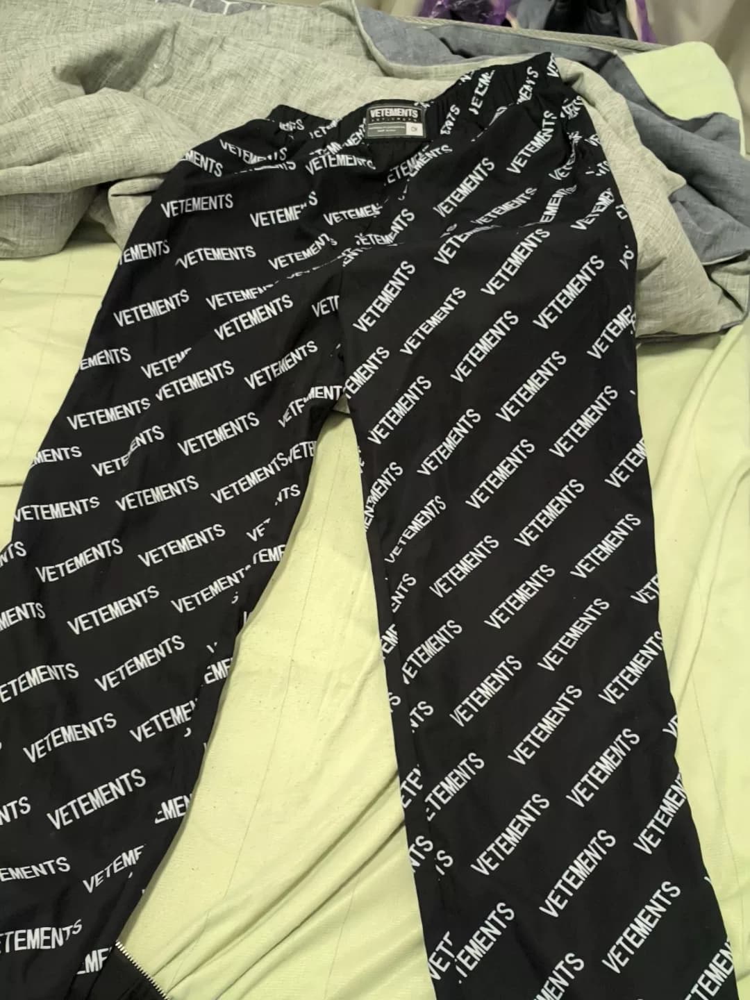 Брюки Vetements черного цвета с принтом логотипа, размер L, свободные, широкие, цвет