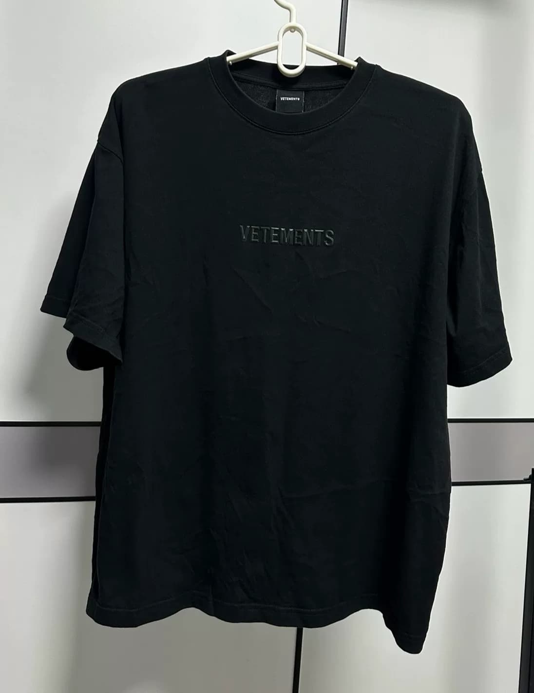 Черная футболка с короткими рукавами VETEMENTS, размер L (175/92 A)