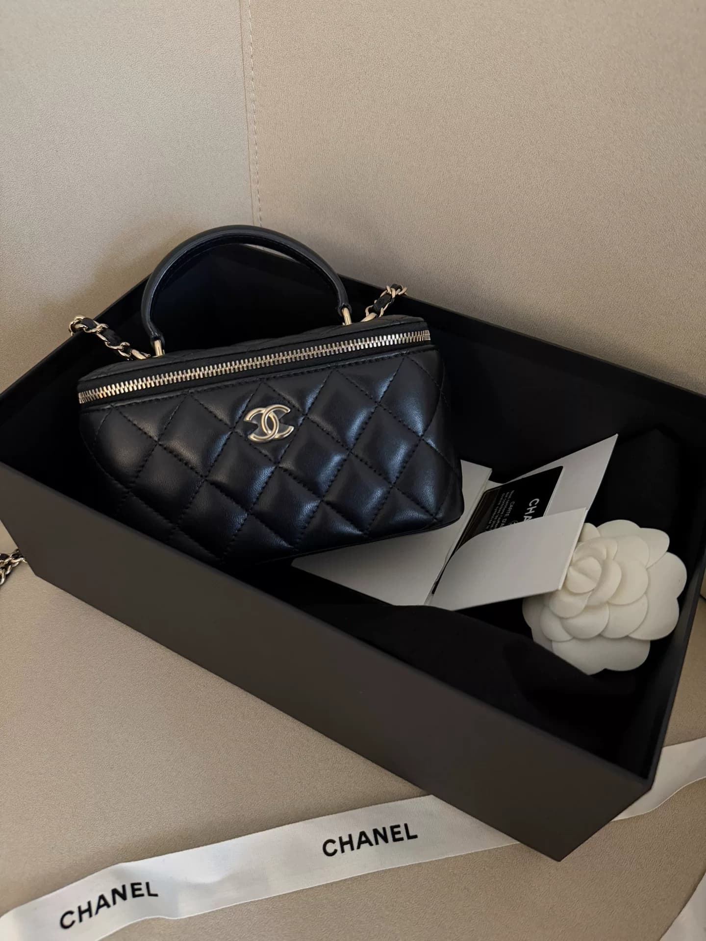 Длинная шкатулка с ручкой из черного золота от Chanel