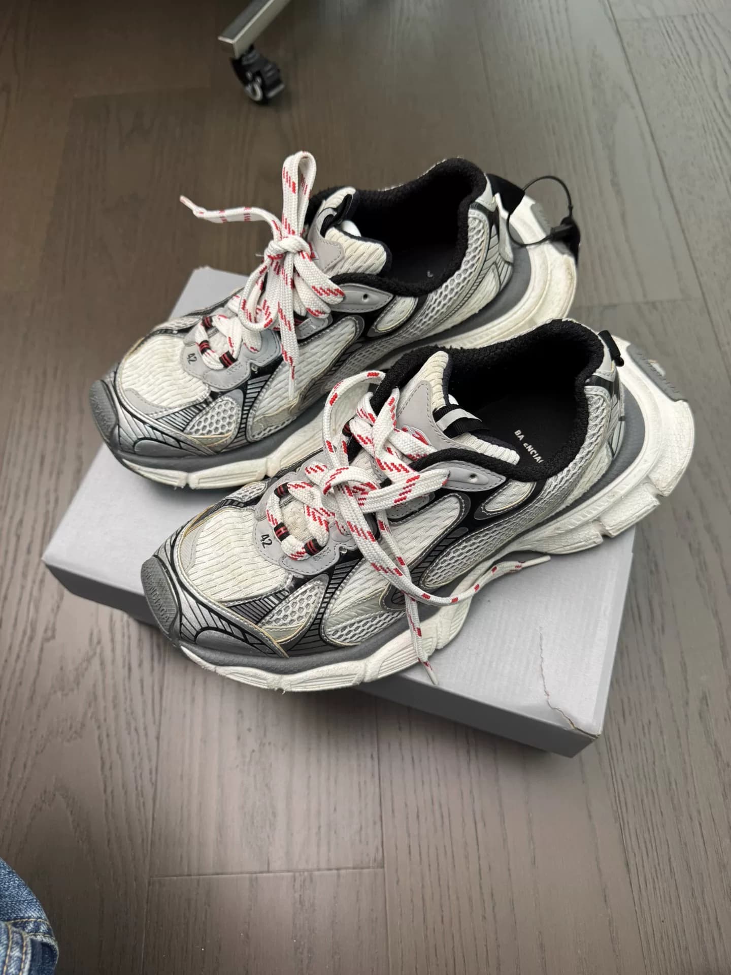 Balenciaga 3xl в серо-красной цветовой гамме