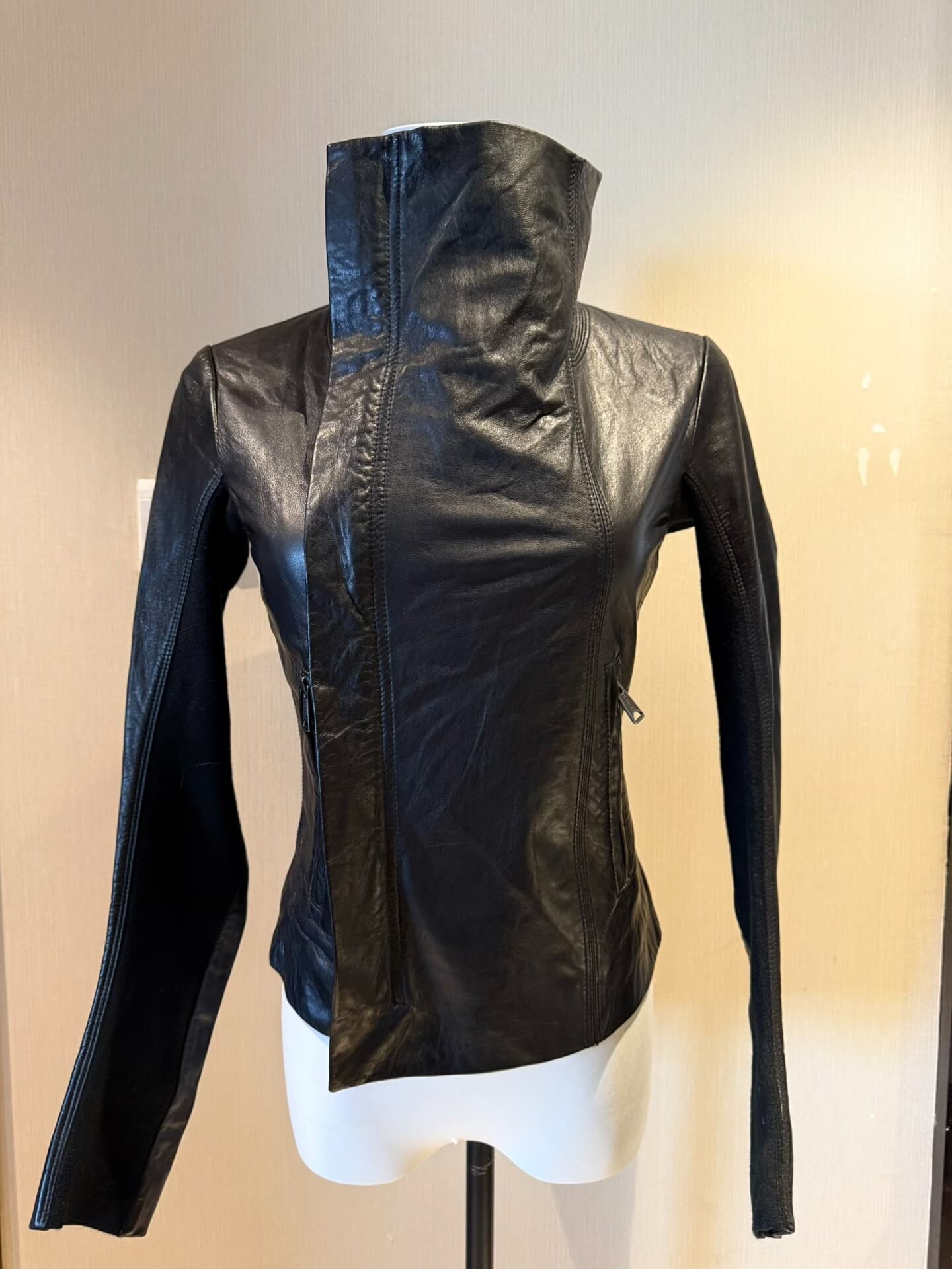 кожаная куртка-водолазка американского бренда rickowens в том же стиле