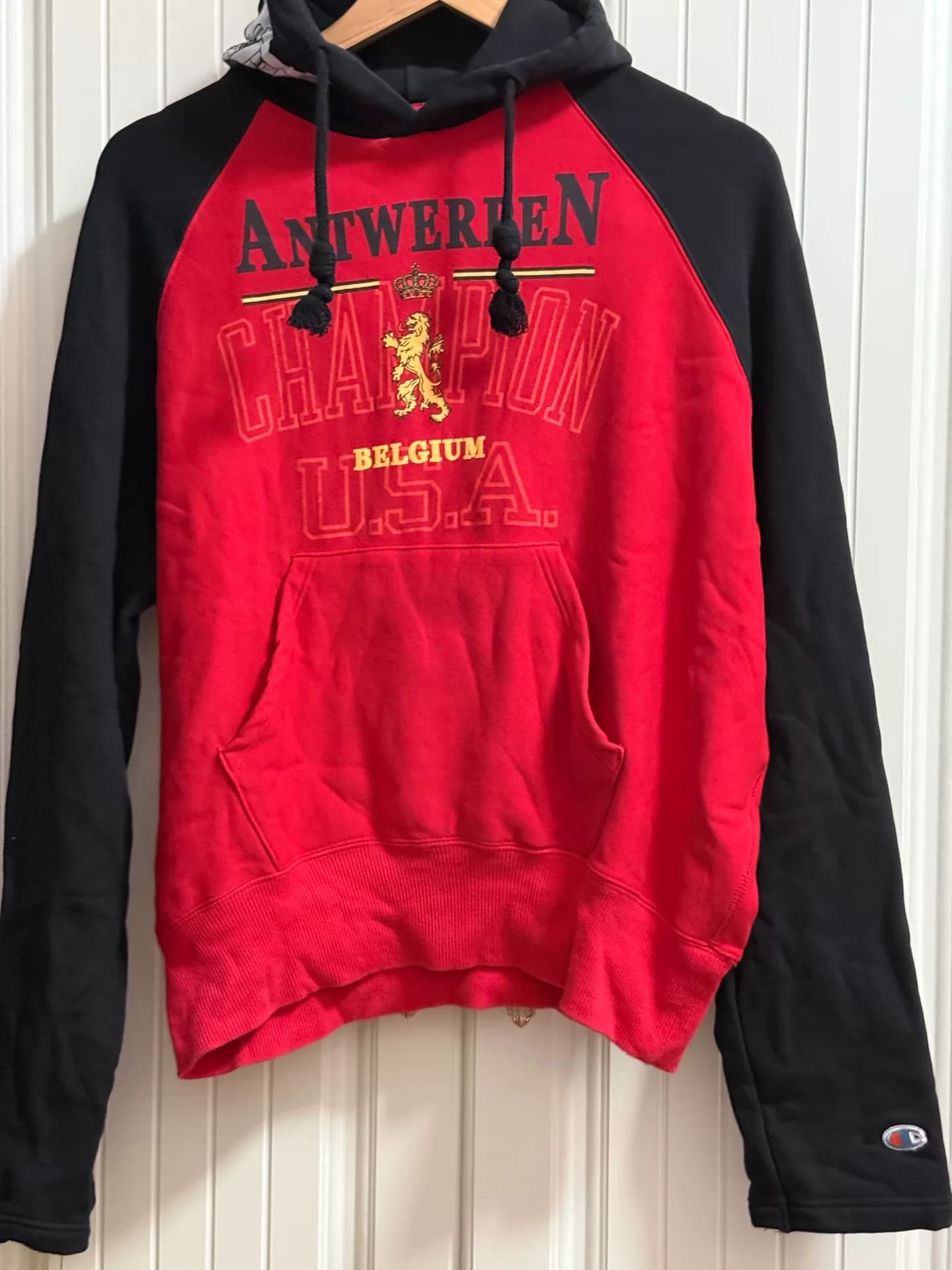 Кобрендовый свитер Vetements x Champion, сочетающий черный и красный цвета,