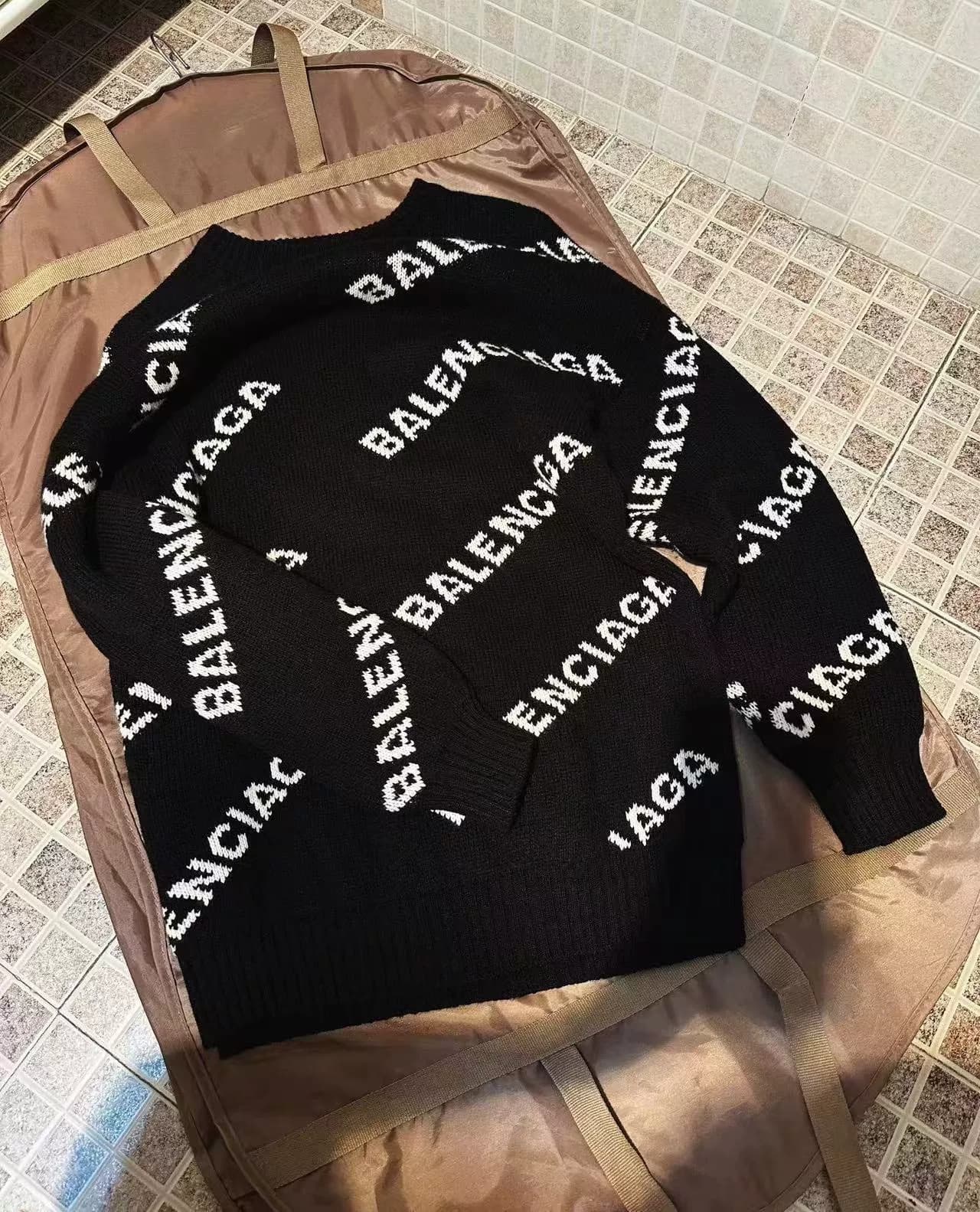 Черно-белый шерстяной свитер Balenciaga/Баленсиага, верблюжий свитер из черно-белой шерсти, был куплен в магазине genuine products. Если вам не подхо…