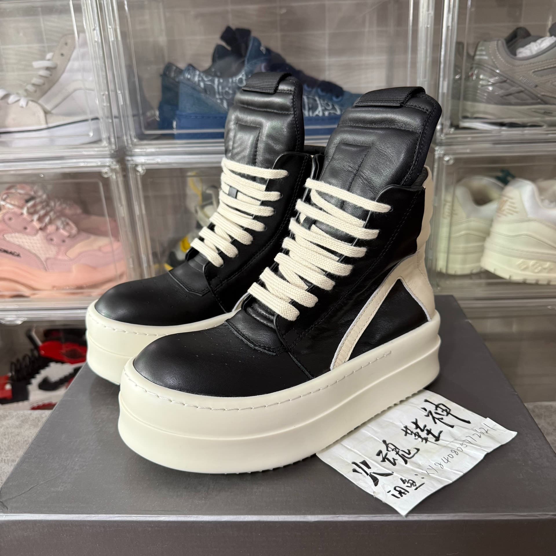 Телячья кожа RICK OWENS /RO повышает комфорт и универсальность.