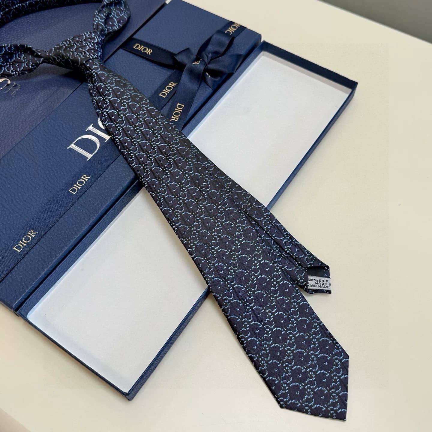 Новый шелковый мужской галстук от Dior можно подобрать как для работы, так и для отдыха