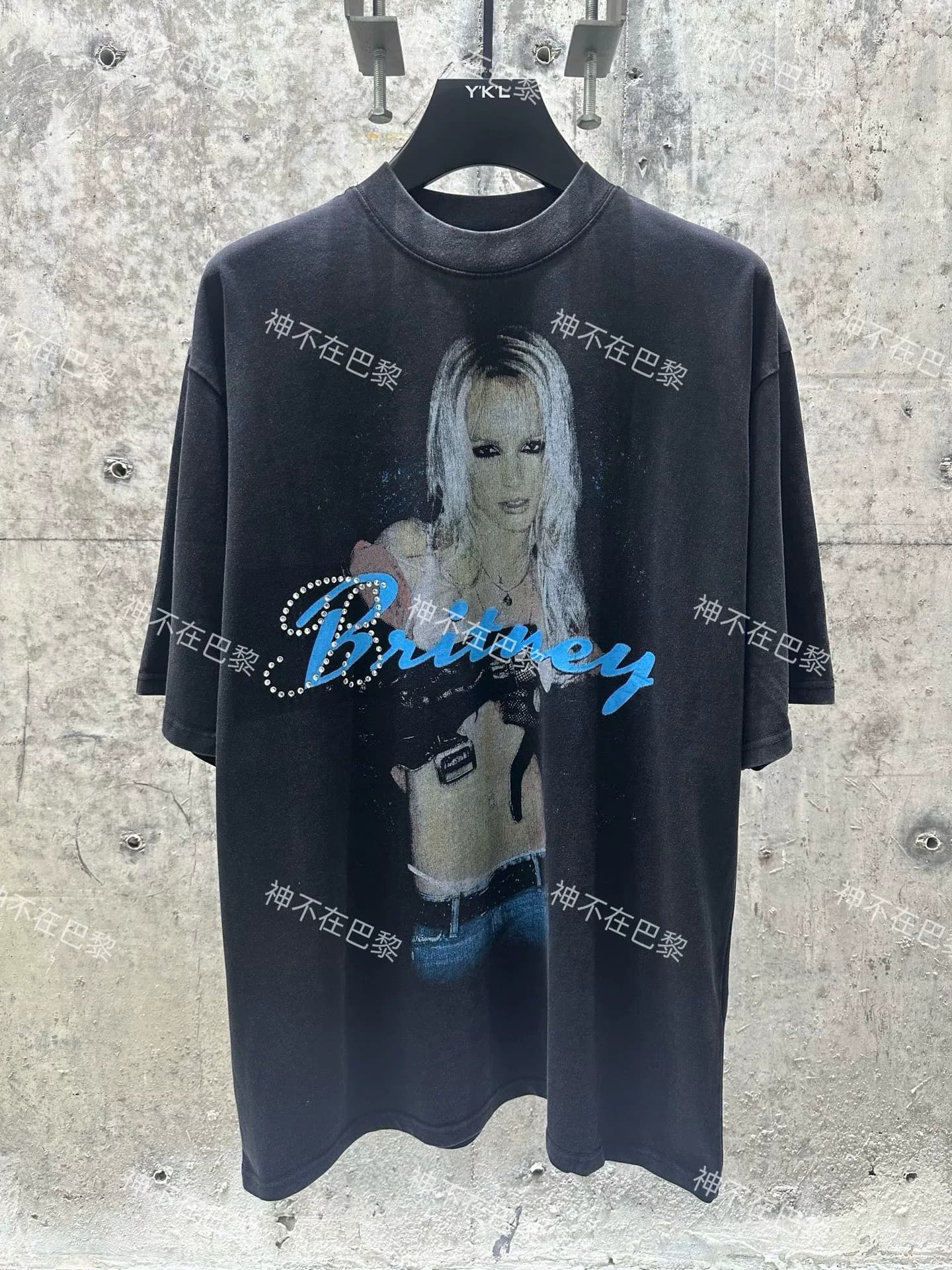 Футболка с короткими рукавами Balenciaga Balenciaga Britney portrait, украшенная стразами, с изображением Бритни в высоком разрешении