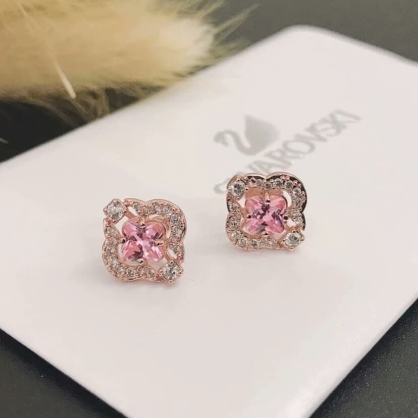 Серьги Swarovski из розового золота с розовыми бриллиантами и четырехлистным клевером + серьги из серебра 925 пробы.