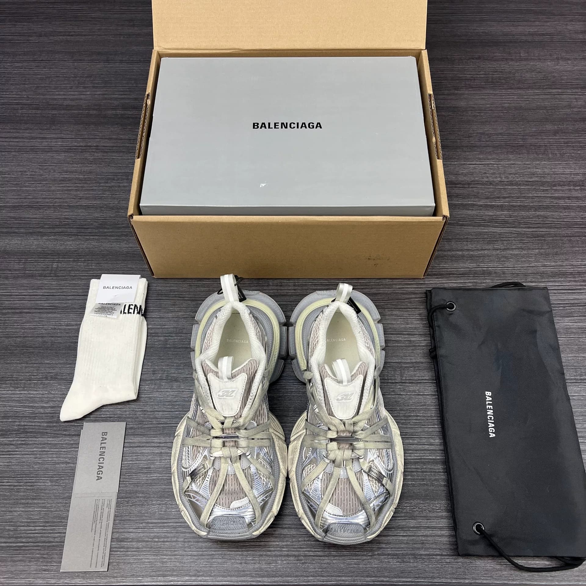 Balenciaga Balenciaga 3XL на ремешке с пряжкой и глубоким вырезом, потертый