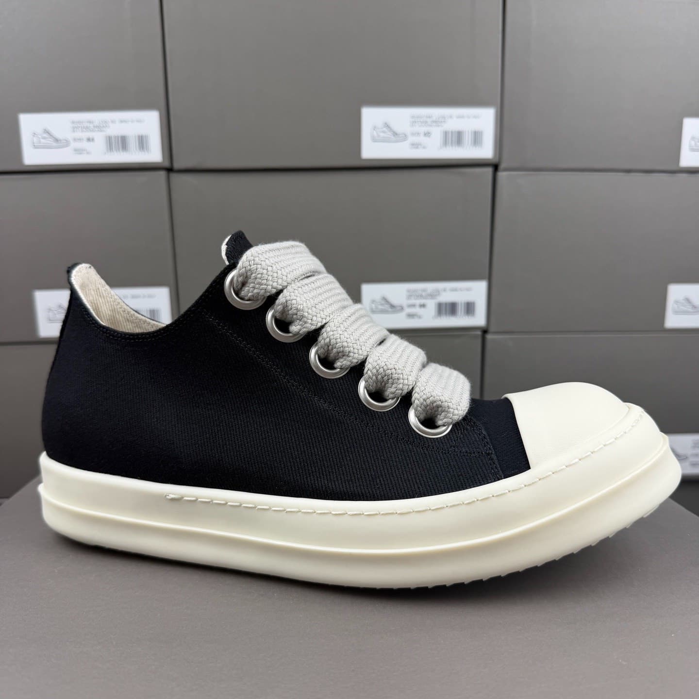 Черно-белые парусиновые кроссовки Converse от RICK OWENS на толстом шнурке с низким верхом.