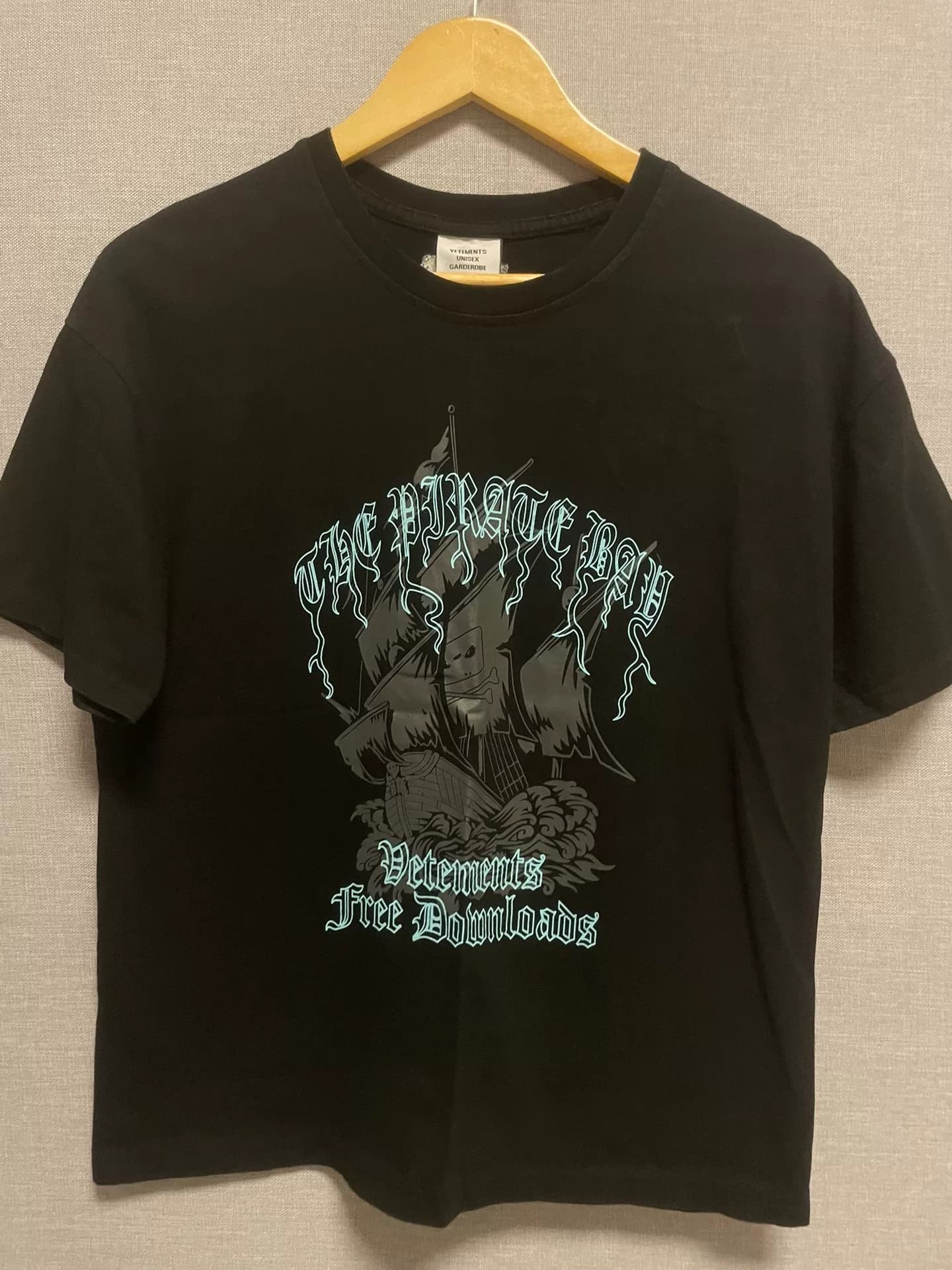 Футболка Vetements 19aw Corsair с короткими рукавами, размер s, редкий цвет в порядке, продается без возврата и обмена.