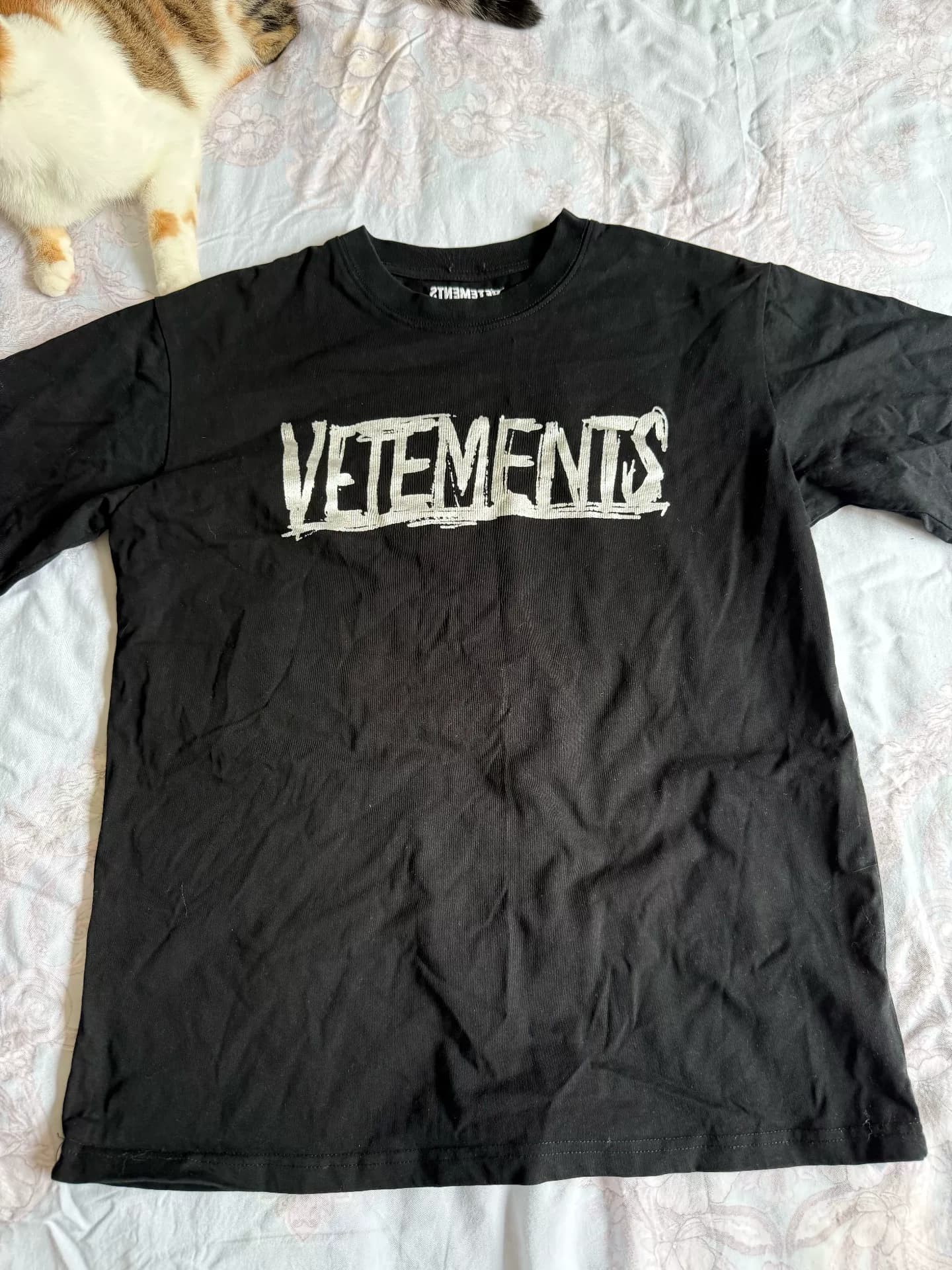 Черная футболка VETEMENTS с короткими рукавами, обхват груди 132, длина 70, мировое турне